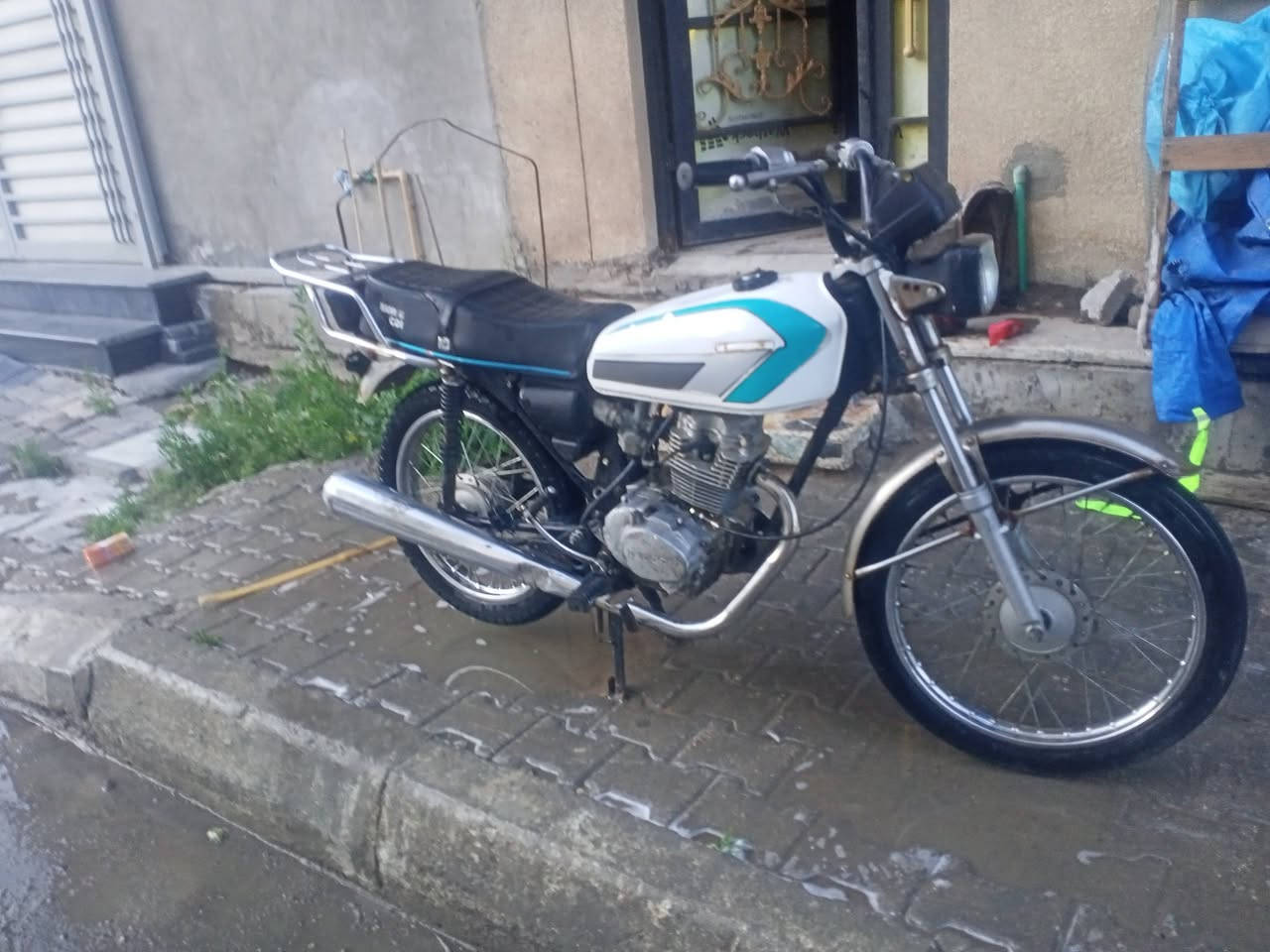 دراجة ايراني اربعة كير بدون اوراق ومكفولة كربلاء. سويج ولايت و كهربائيات تمام.  بيهه شغله كلش بسيطة وسهلة بس مافارغلهه: من اتنمر عالواحد وتمشي وتريد تنطي ثاني إلا شويه ندسه ليفوك لمسه كلش بسيطة وبعدها يجي الثاني وكذلك النمر الباقية بهذه الطريقة. السعر ٢٠٠ وبيه مجال بسيط للطيبين وأهلاً وسهلاً ***********
