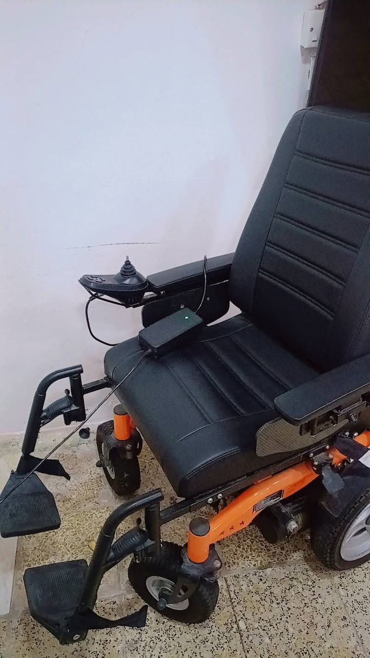 كراسي متحركة عدد اثنين مستعملات شي قليل  واحد كبير والثاني ازغر بقليل يتحمل اوزان من 120كيلو الا 150كيلووو،،،،،
سعر الكبير 400الف
الصغير 350الف
للتواصل***********
