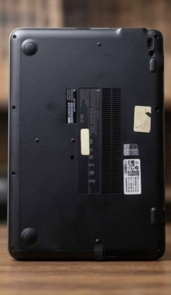 لابتوب HP ProBook 640 G3 (مستعمل بحالة ممتازة) 💻جهاز الأعمال والمهام الشاقة الأقوى والأكثر اعتمادية، يجمع بين القوة المتانة وسرعة الأداء، مثالي جداً للطلاب، المبرمجين، والمهام المكتبية.✨
 أبرز المواصفات:المعالج: Intel Core i5 (الجيل السابع) أداء قوي وسلس.
الرام: 8 جيجابايت DDR4 (قابل للزيادة حتى 32 جيجابايت).
الهارد: SSD 256 جيجابايت (إقلاع فائق السرعة خلال ثوانٍ).
الشاشة: 14 بوصة مريحة للعين ومضادة للتوهج.
كارت الشاشة: Intel HD Graphics 620 ممتاز للتصفح وبرامج الأوفيس.
النظام: مثبت عليه ويندوز 10 برو الأصلي وجاهز للاستخدام.
🔌 المميزات والمنافذ:يحتوي على منفذ Type-C الحديث ومنافذ USB 3.0 سريعة.مخارج شاشات متعددة (DisplayPort + VGA) لربطه بأي شاشة أو بروجكتر.
هيكل قوي يتحمل الصدمات والاستخدام المطول مع كاميرا HD واضحة للمحاضرات والاجتماعات. 
مع شاحن ونضافه 90 % وبطارية بحالة ممتازة 
العنوان بغداد المشتل بغداد, العراق


**إذا كنت صاحب هذا الإعلان وتريد حذفه لأي سبب، رجاءا أرسل رسالة إلى الدعم الفني**