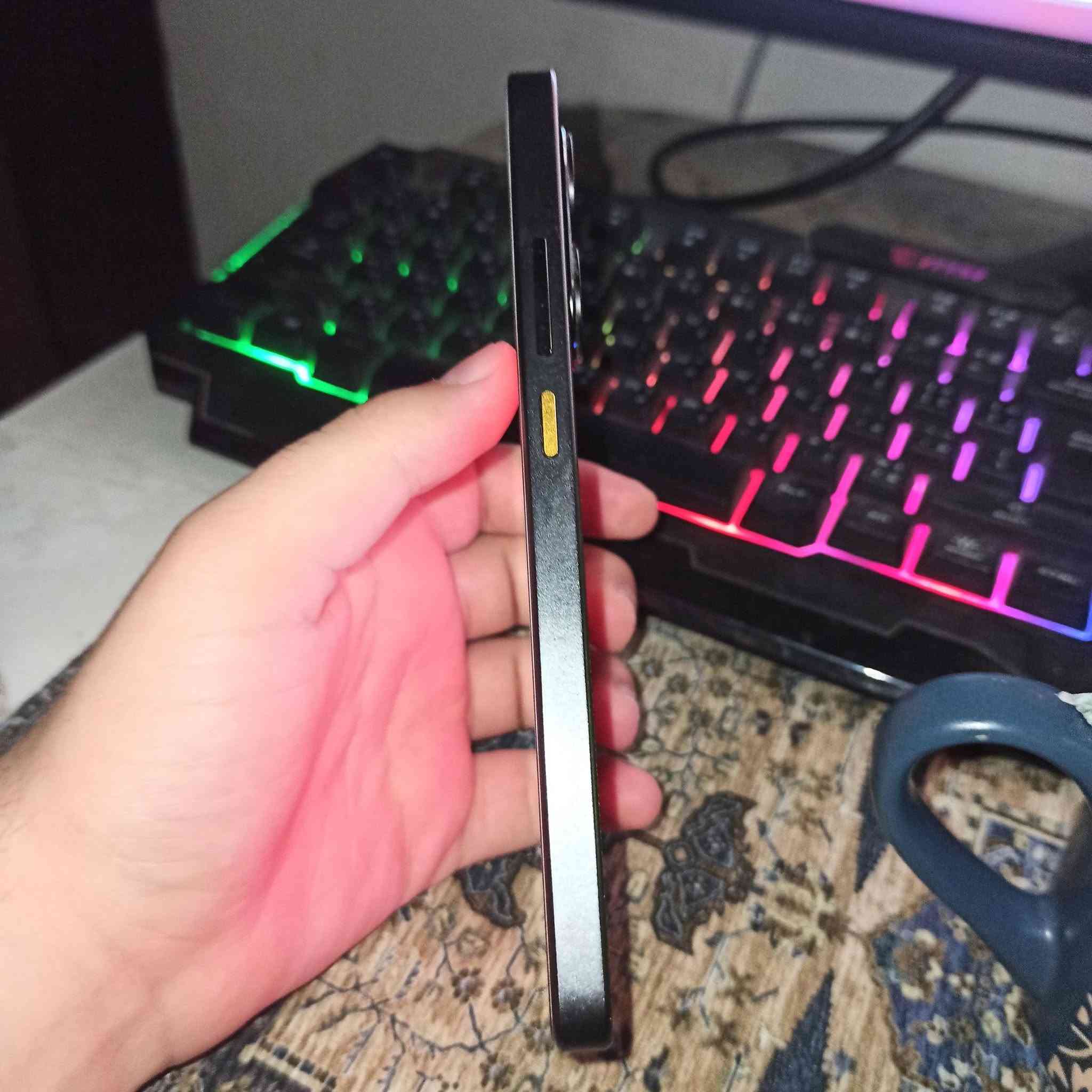سلام عليكم هذا جهازي poco x 7 pro
اريد تبيعه ويجي بمواصفات كلش قوية اقوى وقريبة يم ايفون ١٥ برو ماكس .

​📱 الشاشة والتصميم
​الشاشة: من نوع AMOLED بحجم 6.67 بوصة، بدقة 1.5K وتدعم معدل تحديث 120Hz وميزة HDR10+، لتقدم تجربة ألعاب ومشاهدة ممتازة بسطوع عالٍ تحت الشمس.
​التصميم: خامات من البلاستيك القوي أو الزجاج مع حماية من رذاذ الماء والغبار بمعيار (IP54 أو أعلى).
​🚀 الأداء والذاكرة
​المعالج: يأتي بمعالج قوي من فئة الفئة المتوسطة العليا (غالباً من MediaTek Dimensity مثل Dimensity 8300-Ultra أو ما يكافئه لعام 2026) بدقة تصنيع 4 نانومتر، وهو ممتاز جداً للألعاب الثقيلة مثل ببجي وكول اوف ديوتي.
​الذاكرة العشوائية (RAM): يأتي بذاكرة 8 جيجابايت أو 12 جيجابايت رام (مع ميزة زيادة الرام الافتراضية).
​ذاكرة التخزين: 256 جيجابايت من نوع سريع جداً (UFS 4.0) لنقل البيانات بسرعة فائقة.
​📸 الكاميرات
​الكاميرا الخلفية ثلاثية:
​الرئيسية: بدقة 64 أو 50 ميجابكسل تدعم المثبت البصري (OIS) لمنع الاهتزاز أثناء التصوير والاهتمام بالتصوير الليلي.
​الواسعة: بدقة 8 ميجابكسل للتصوير بزاوية عريضة.
​الماكرو: بدقة 2 ميجابكسل للتصوير القريب.
​الكاميرا الأمامية: بدقة 16 أو 32 ميجابكسل داخل ثقب صغير في الشاشة.
​🔋 البطارية والشحن
​البطارية: بسعة 5000 ميللي أمبير تكفي للاستخدام المكثف طوال اليوم.
​سرعة الشحن: يدعم الشحن السريع جداً بقوة 67 واط أو 90 واط (الشاحن يأتي مرفقاً في العلبة)، مما يشحن الهاتف بالكامل في حوالي 40 دقيقة أو أقل.
​🌐 النظام والميزات الإضافية
​نظام التشغيل: واجهة شاومي الأحدث Xiaomi HyperOS المبنية على نظام Android.
​الصوت: سماعات ستيريو مزدوجة (Stereo Speakers) تدعم Dolby Atmos لتجربة صوتية محيطية.
​الشبكات: يدعم شبكات الجيل الخامس 5G، وتركيب شريحتين اتصال.
​الأمان: مستشعر بصمة مدمج تحت الشاشة سريع الاستجابة.

اخوان انطوني بيه ٣٧٥ وما بعته يرحم موتاكم هذا اللون وهذا مواصفات أريده ب٤٠٠ الف صار عليه ٥٢٥.مكاني نجف وما اروس ولا انطي فرق ولا شي اريد ابيعه.


**إذا كنت صاحب هذا الإعلان وتريد حذفه لأي سبب، رجاءا أرسل رسالة إلى الدعم الفني**
