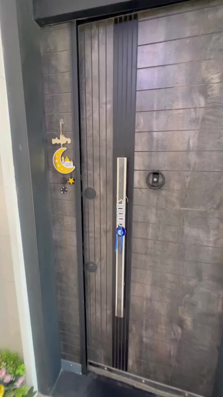 شقة 145متر تتكون من3 غرف نوم  ووحده سويت ومخزن خارجي و2 حمام (واحد ماستر داخل غرفة النوم) ومطبخ جاهز VIP وهول واسع 4×8 وعدد 2 منور، تقع في الطابق الخامس والممر يحتوي فقط على شقتين والمصعد يعمل بنظام كارت، العمارة نظيفة جداً وهادئة ويوجد موظف نظافة دائم، الشقة مفروشة وكاملة مع إمكانية البيع بالأثاث للاستفسار خاص، ويوجد معها سطحين خاصين وكراج تحت الأرض لحماية السيارة من ظروف الجو يبعد أمتار قليلة عن العمارة، والعمارة تحتوي بابين لفرعين، وجميع الخدمات قريبة جداً مثل المحلات التجارية والصيدلية والمدرسة والأسواق والمضمد والمخضر والمسجد والمدرس الخصوصي ومحلات الألبان والأجبان والسوق الشعبي، فرصة مميزة للسكن الراقي أو الاستثمار وللاستفسار يرجى التواصل على الرقم
***********
