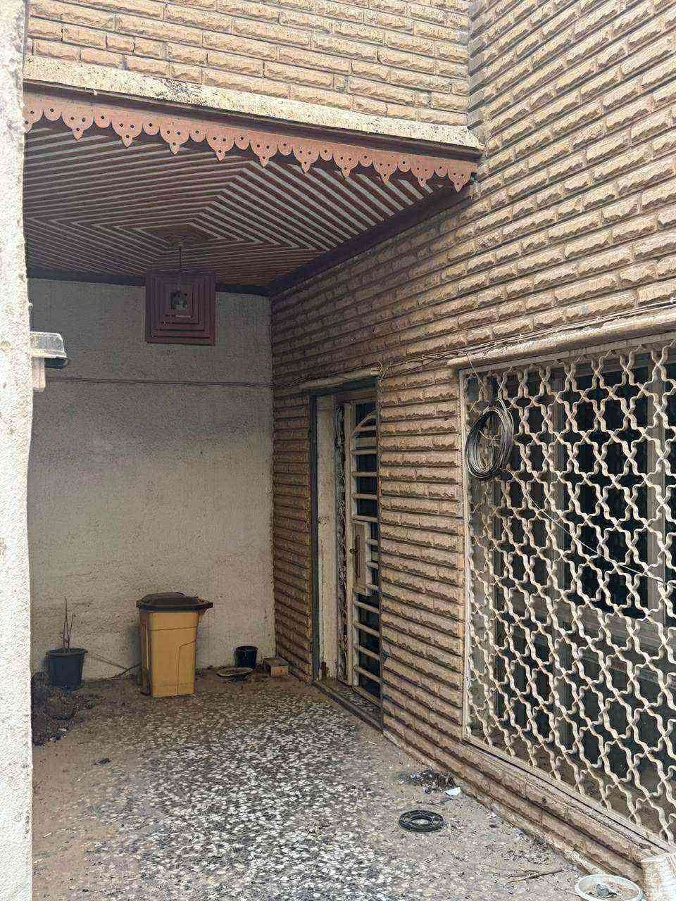 للبيع دار سكن  مساحه 180 متر بغداد السيديه سعر 400 مليون تلفون ***********
