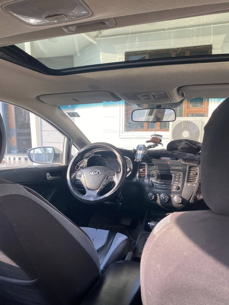 السلام عليكم 

سيراتو 2014 خليجي على وضع الشركة 
فول مواصفات عدا البصمة 
فتحة سقف 
مكينه 2000 دوش المرغوب 
السياره رقم ديالى بأسمي تحويل ثاني يوم 
سونار السياره جديد مرفق مع الصور 
السعر 123 

للاستفسار:***********
