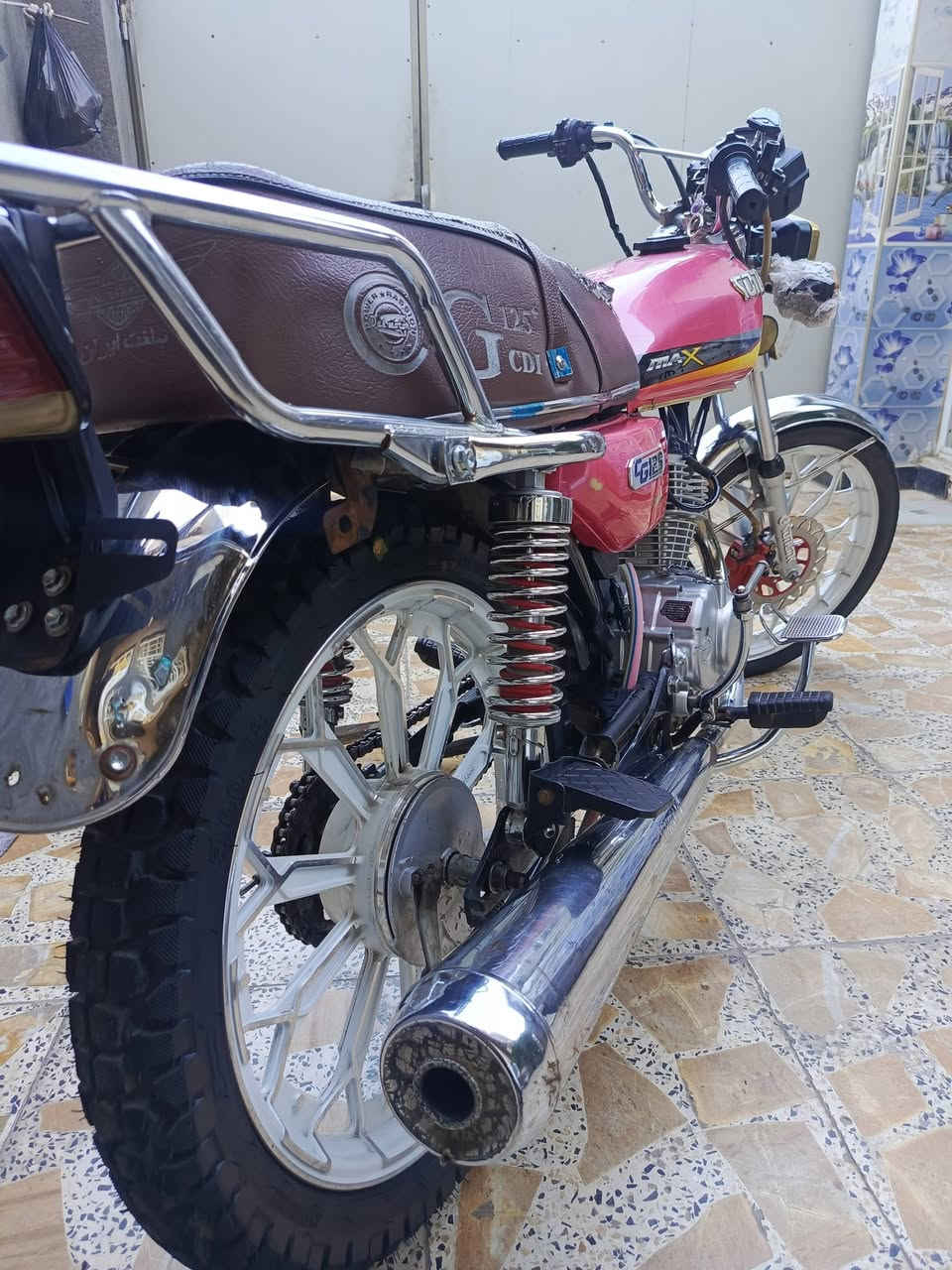 سلام عليكم دراجه نوع سولنك المحرك اربعه 125 الموديل 2023
المحرك كفاله برغي ما مفتوح بي تايرات ثنيهن جدد شديتهن قبل 4ايام الدراجه اوراقهه كامله عنواني بغداد الحسينيه مال  الراشديه هاذا رقمي يوجد في واتساب *********** اخوان الدراجه ايشي ما ناقصهه فقط ملاحظات اشاير خلفيه
