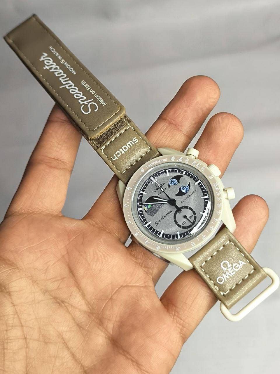 ساعة من ماركة اومكا Omega x Swatch MoonSwatch 
تحفة فنية
تصميم مستوحى من سطح القمر والأرض
مكينة كوارتز ناعمة ستوبوج (جميع السناتر شغاله)
المينا رمادية محببة تعكس شكل التضاريس القمرية
فول لامينوس ارقام واميال
مؤشر مراحل الأرض شغال يظهر الأرض بألوان خاصة والمحيطات تتوهج تحت ضوء UV
مؤشر مراحل القمر شغال 
هيكل من مادة Bioceramic (خليط بين السيراميك والبلاستيك الحيوي)
 سير قماش VELCRO مختم
زجاج معدني مقبب ضد الخدش
مقاومة ماء وغبار 

السعر :-35 الف ع اول تم 
للحجز والاستفسار يرجى مراسلة الصفحه


**إذا كنت صاحب هذا الإعلان وتريد حذفه لأي سبب، رجاءا أرسل رسالة إلى الدعم الفني**