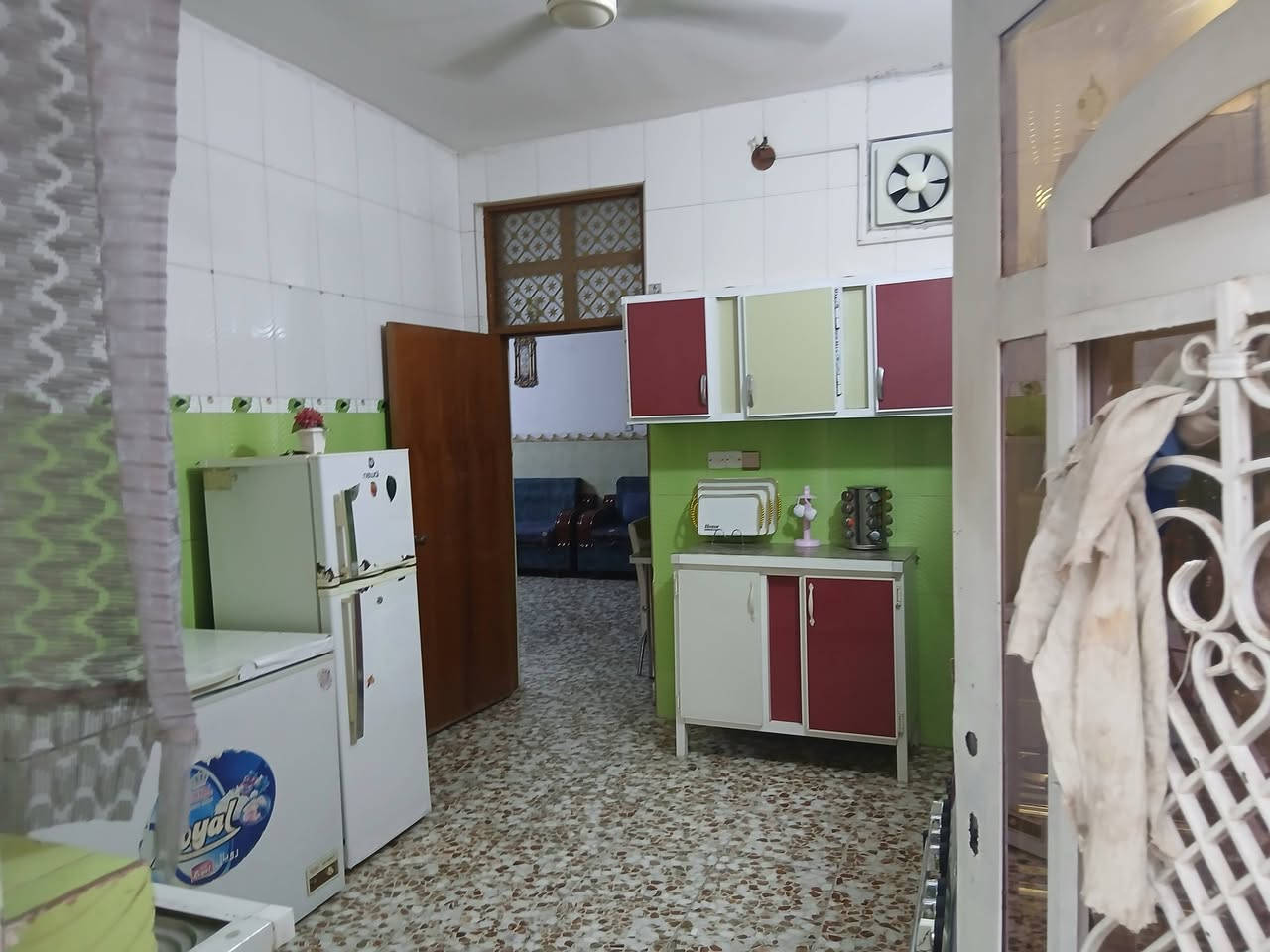 سلام عليكم عندي البيت للبيع مساحه160بناء حديث شارع30قرب مدرسه ابن ادريس اتصال ع رقم*********** حي العسكري
