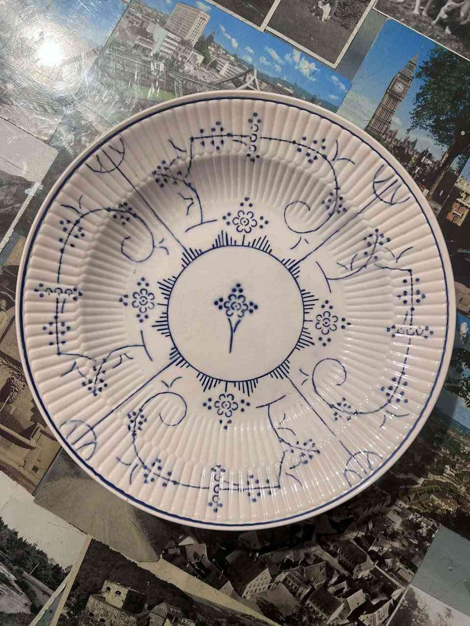 Vintage Boch Freres Blue & White Ironstone Dish Set
​Product Details
​Brand: Vintage Boch Frères (Made in Belgium)
​Material: Premium Blue & White Ironstone
​Quantity: 4-Piece Set
​Dimensions:
​3 × Deep plates (24 cm)
​1 × Flat plate (20 cm)
​Condition: Excellent vintage condition with no chips, cracks, or defects.
​Important Notes
​Please review the photos carefully as they form part of the description.
​📦 Shipping: Available to all governorates.
​✉️ Inquiries: For pricing and serious inquiries, please feel free to send a direct message (DM). الاسكندرية, مصر


**إذا كنت صاحب هذا الإعلان وتريد حذفه لأي سبب، رجاءا أرسل رسالة إلى الدعم الفني**