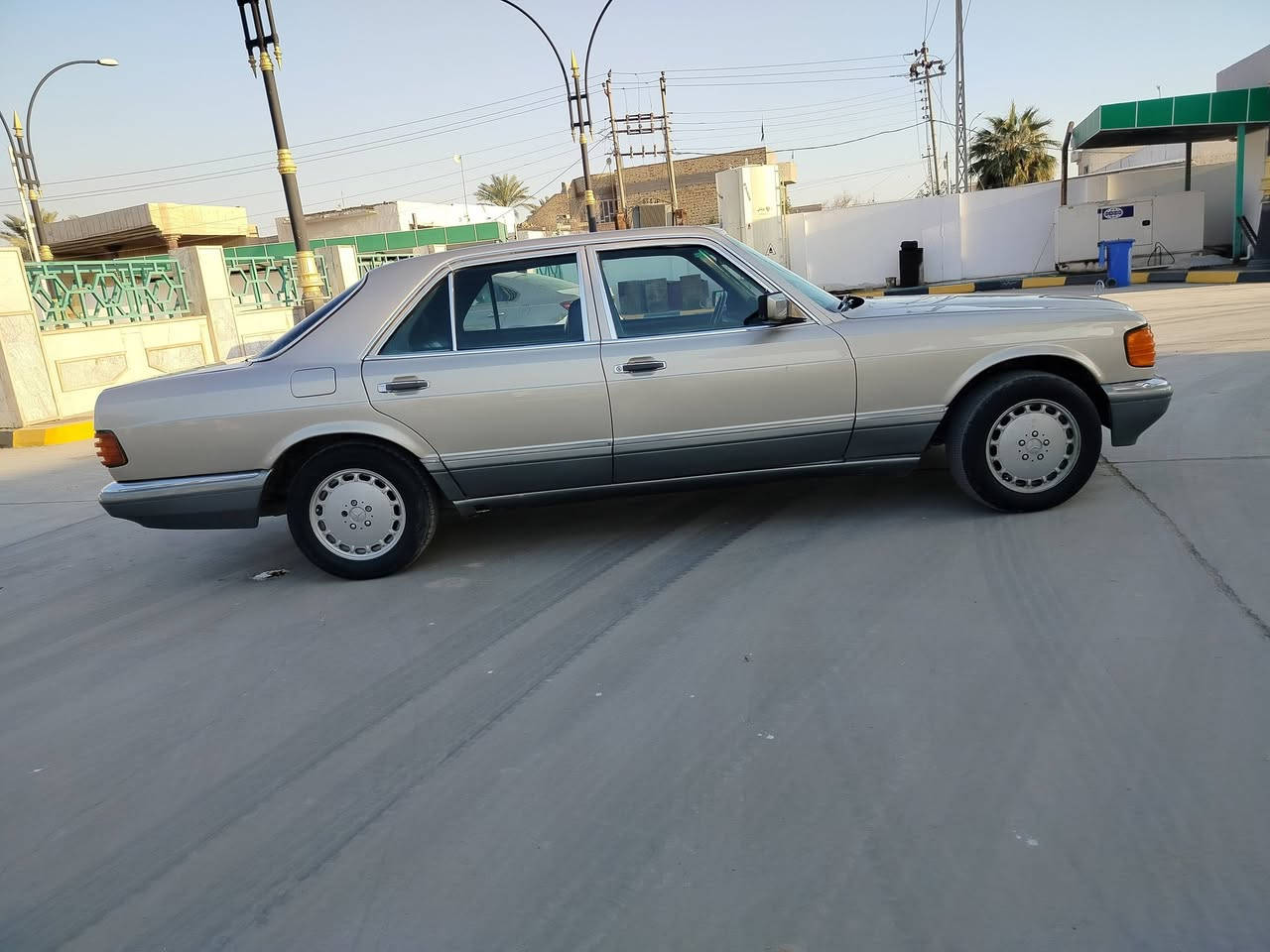 السلام عليكم مرسيدس موديل.  87  رقم بغداد مكينه بلادي قبق أسود داخل جلد مصبوغ جماليه  تبريد شغال السعر 60وبيه مجال العنوان بابل الكفل ***********
