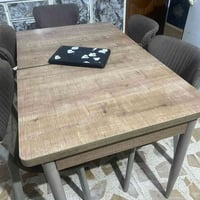 ميز طعام • للبيع