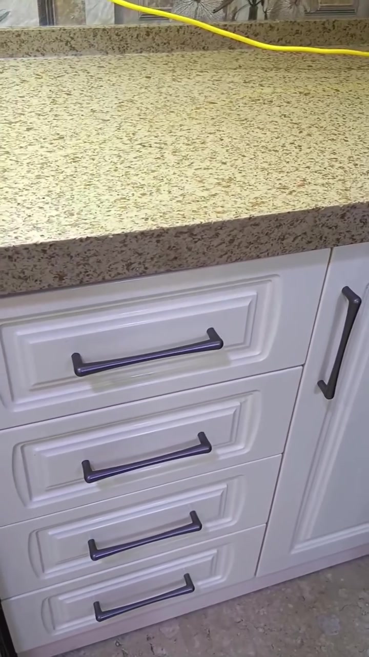 للبيع 
كاونتر مطبخ درجة اولى نوع HDF 
هيكل خشب بلوك
مرمر كوارتز طبيعي 
حوض سنك زجاجي تركي
سلة صحون ارضي ستيل اصلية
٠٠٠٠٠٠٠٠٠٠٠٠٠٠٠٠٠٠
طول الكاونتر الأرضي / اربعة ونص متر
الارتفاع / ٩٠ سم
العمق / ٦٠ سم
٠٠٠٠٠٠٠٠٠٠
الملحق المعلق 
طول / ١٨٠ سم 
الارتفاع / ١ متر
العمق / ٣٠ سم
٠٠٠٠٠٠٠
للاستفسار الاتصال / ***********
