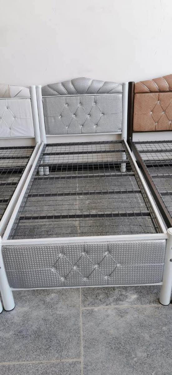 🛏️ سرير نفر واحد أصلي إيراني 

النوع: سرير فردي (نفر واحد)

المنشأ: صناعة إيرانية أصلية

الخامة: غالبًا مصنوع من الخشب الطبيعي أو المعدن المطلي عالي الجودة

الجودة: عالية التحمل – يتميز بالمتانة وطول العمر

التصميم: عملي وبسيط – يناسب غرف النوم الصغيرة أو الاستخدام في الشقق أو السكن الطلابي

الراحة: يوفر دعماً جيداً للفراش والظهر

القياس التقريبي: 90 × 190 سم (قد يختلف حسب الموديل)
السعر 65 الف توصيل داخل كربلاء فقط توصيل سريع جدا لحجز الاتصال على الرقم التالي*********** Singapore
