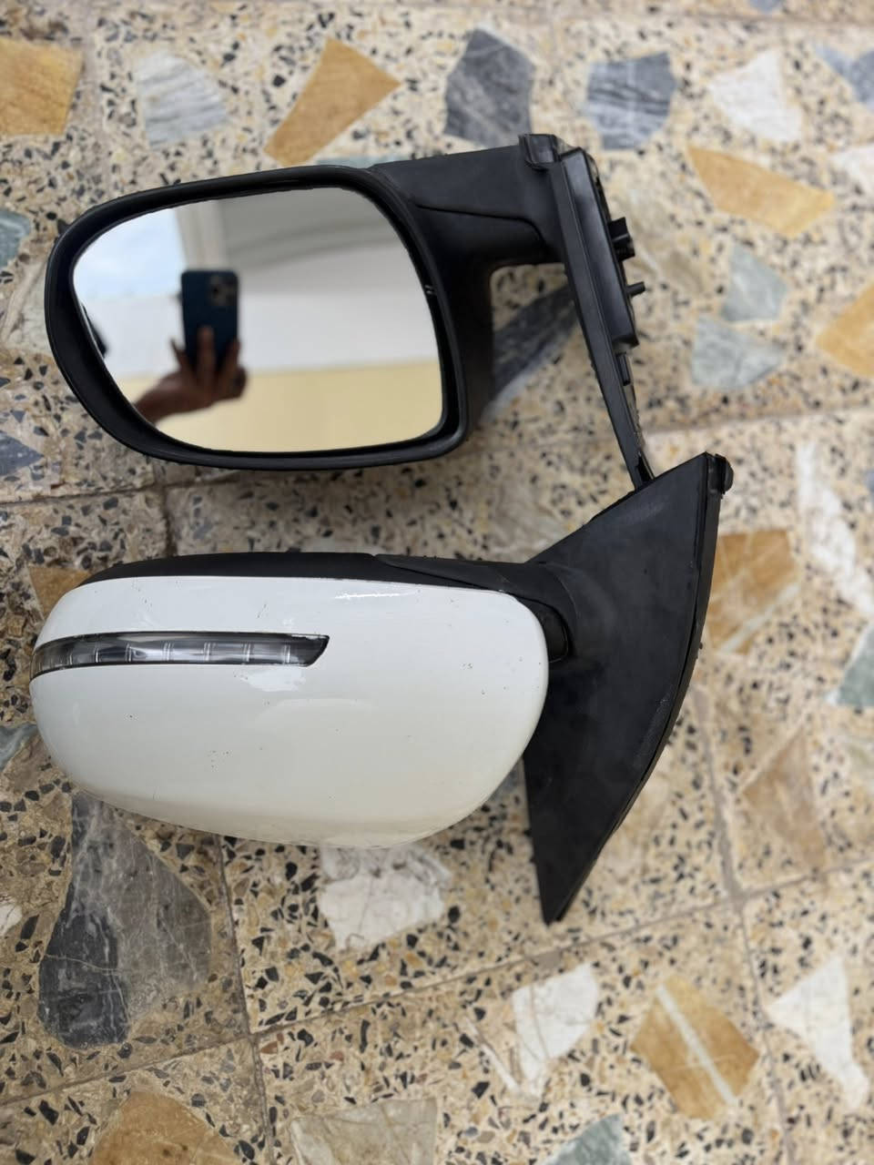 اٌلسلام عَليكم 
زُوج مِري أَكسنت 2010 
تَحكم كَهربائي شغال ومع اشارة بالمراية

￼باله جدد ونضيفات شرط تفحصهن ياله تاخذهن 

سعر الزوج ب100 الف 

للشراي الاتصال على هذا الرقم
***********
