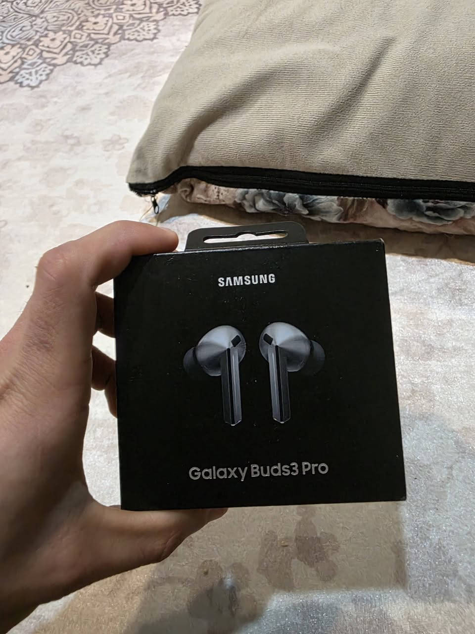 السلام عليكم سماعة سامسونج Buds 3 pro مسخدم بحالة جيدة جدا البيع بسعر 100 الف ةبيها مجال بسيط يوجد توصيل والمكان بغداد كاظمية الرقم ***********
