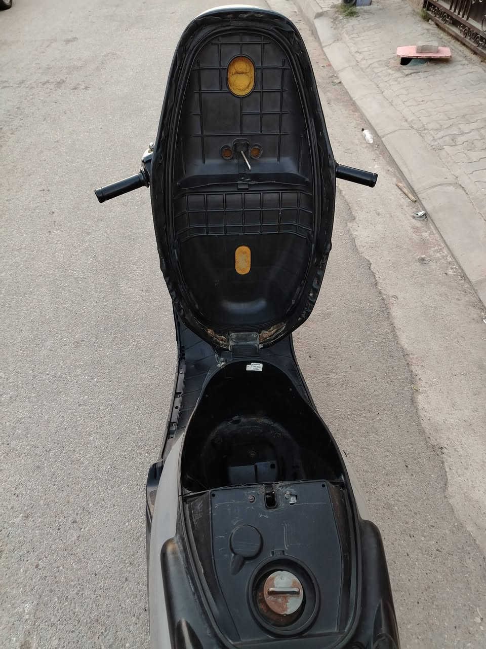 السلام عليكم سبيسي ياباني للبيع مكينه مكفوله كابريتر بلادي. كفرات بلاديه. الدراجه عوزه بس لسان مال قفل الي بل كشن ولباقي كله شغال سلف هندر بريك امامي خلفي هورن اشاير يمنه يسره. السعر مليون وبيه مجال حك الجيه. المكان كوت فلاحيه الاستفسار اكثر عله الرقم ***********
