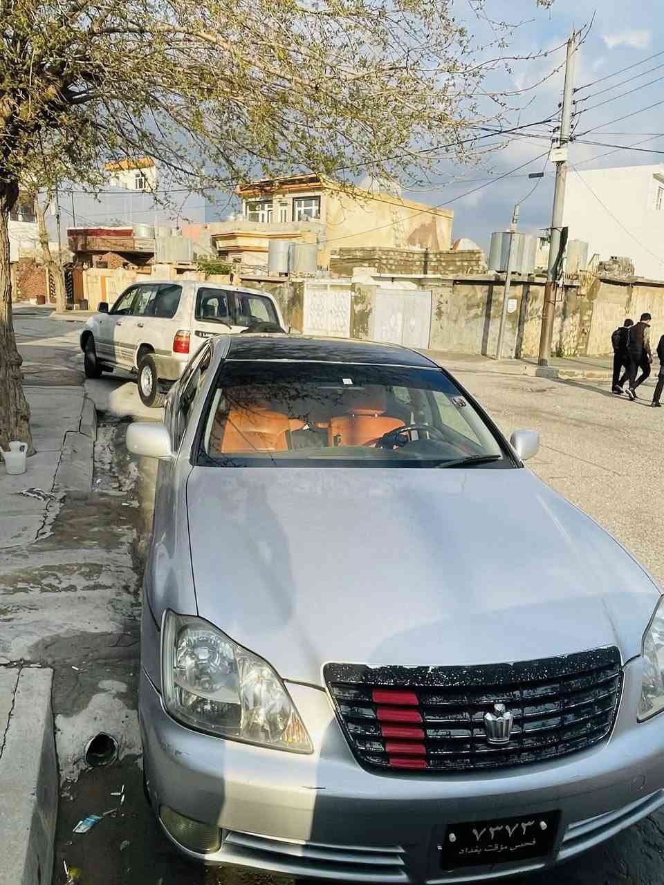 سەرەتا بەناوی خوا
شاینە مۆدێل 2007  
بڕاوەەە بڕاوەە 
گێڕ گەورەی مەکینە بچوک 
بەسمە ڕەساسی 
ناو قەیسی 
دوو دوگمە
سەقفی شوشە  
سەیارەکە تابڵێی جوانە بۆ قوەت و بۆ بەنزین 
٢٥٠ مەسرەفی تیانیە 
ڕۆنی تازە گۆڕاوە 
پاتری تازەیە 
چوار تایەی تازەی لە ژێرا 
نوقسانیو گەڵایە ببڕە  
سعری 44 مەعمەلەیە برایانە 
شوێن چەمچەماڵ 
***********
