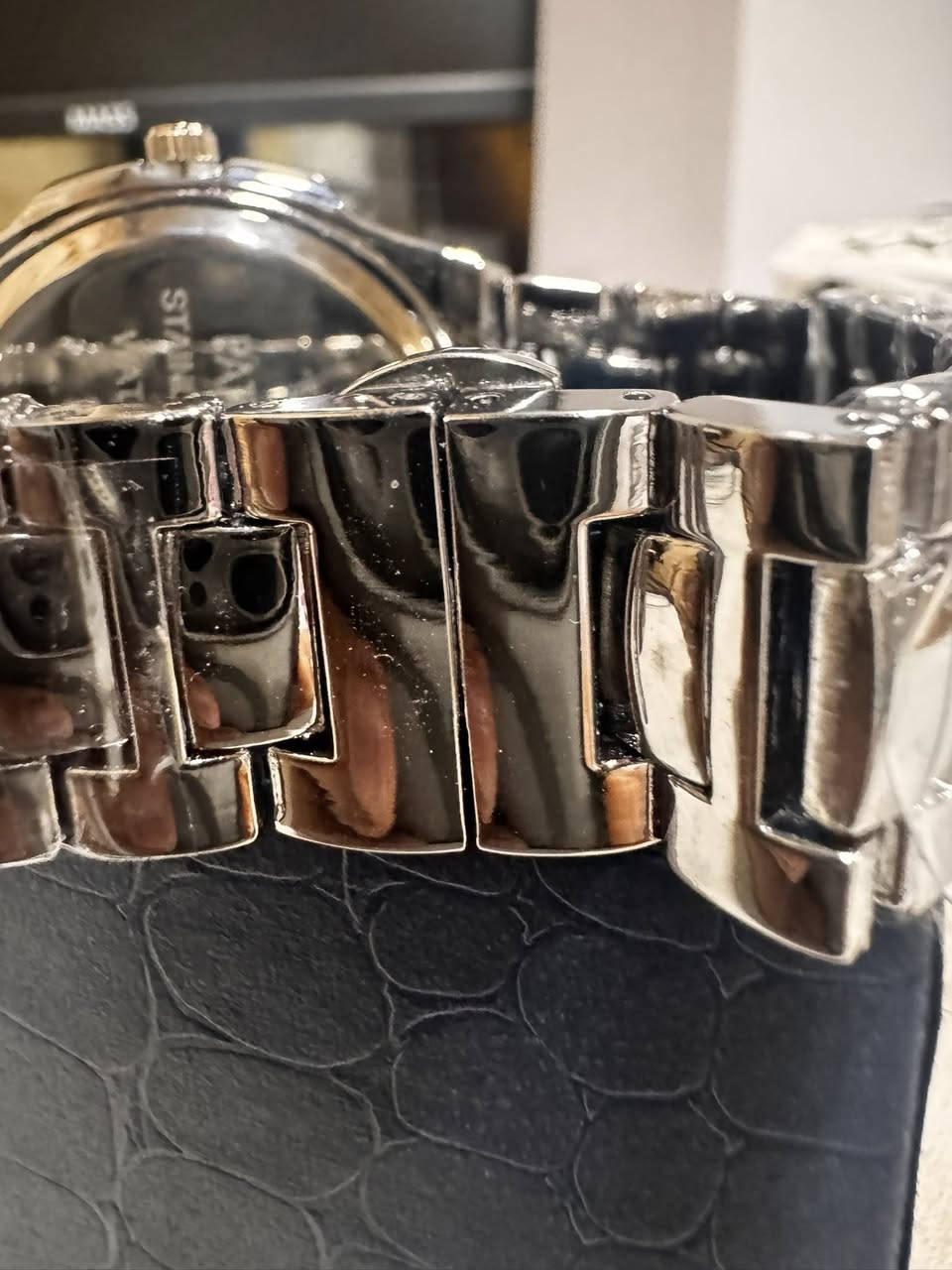 باتيك فيلب وزن متوسط كوارتز
السعر 20،000 مع التوصيل 
للطلب على الخاص او على الواتساب
***********
