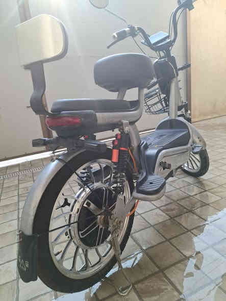 السلام عليكم ..دراجة شحن مستعملة للبيع
نفس الصور
خمس بطاريات
مستعملة لسنة واحدة
نظيفة جدا (للامانة البطاريات منتهية)

السعر (200) وبي مجال بسيط

رقم الموبايل / ***********
