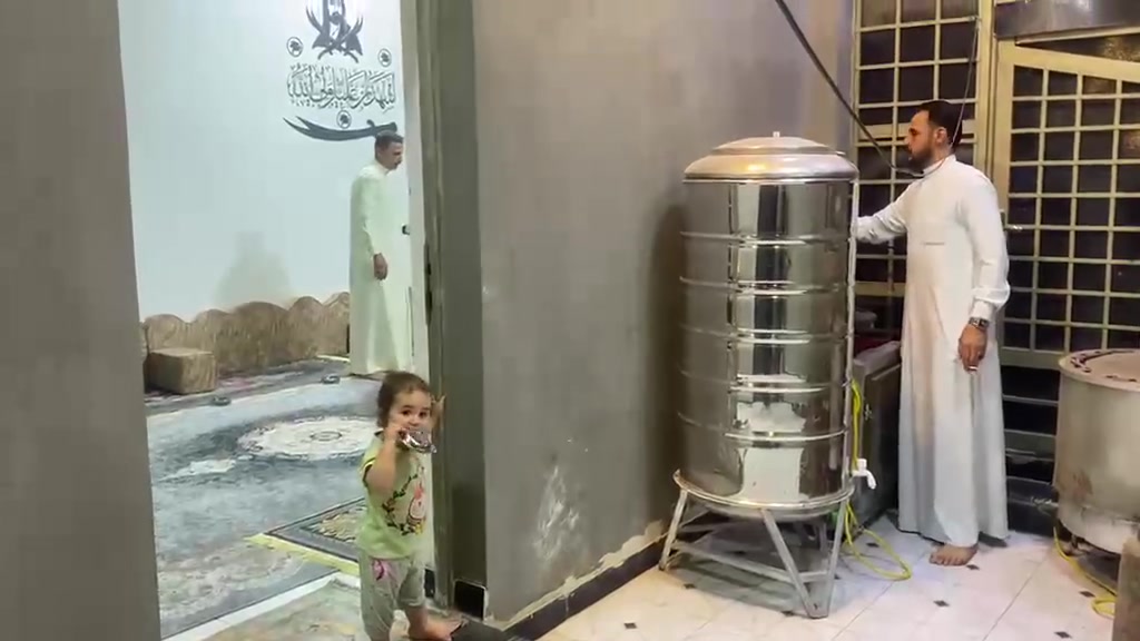 دار للبيع     منطقة  حاوي النهضه قرب محلات حجي حميد قرب معمل الاسفنج  ٢٠٠ متر طابو ركن على ٢شوارع وساحه البيت بناء حديث طابوق رباط ارضي سقف كونكريت مبني اقل من ٦  اشهر موضح بل فيديو غرفتين  صاله مطبخ ديوانيه حمامات عدد٢ داخليات حمام واحد خارجي  البيت نضبف جدآ       رقم صاحب الدار ***********      السعر ٢٤٠ وبيه مجال
