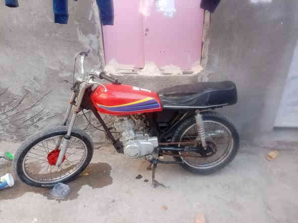 سلام عليكم دراجه لبيع كلك كلك مكينه خير من الله دراجه شلعه فول السعر 300وبيه مجال حق الجيه المكان ناصريه حي الشهداء ***********
