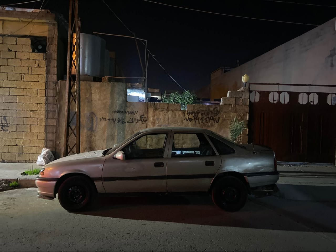 ئۆپڵ ڤیکترا مۆدێل ١٩٩٣ کامل کراوە بە ١٩٩٥پشت و پێش و داشبول ٩٥ داشبولی شوختی پێوە نیە لۆک لۆکە مەکینە ٢٠ ئیفلۆ کەپس  سەیارەیەکی زۆر بەهەلمەت و بەقوەتە پشت و پێشی کەپسە ناو داخلی لۆک گەرمی و تەنجیلومکەبەرە و فڵچەکانی ناو گێچەکانی ئیش دەکەن و مەزبوتن مەکینەی کەمێک بوخاری هەیە شوێن حاجیاوا 
نرخ:12گەڵاو مەجالێکی کەم
ژم:*********** رانية, السليمانية
