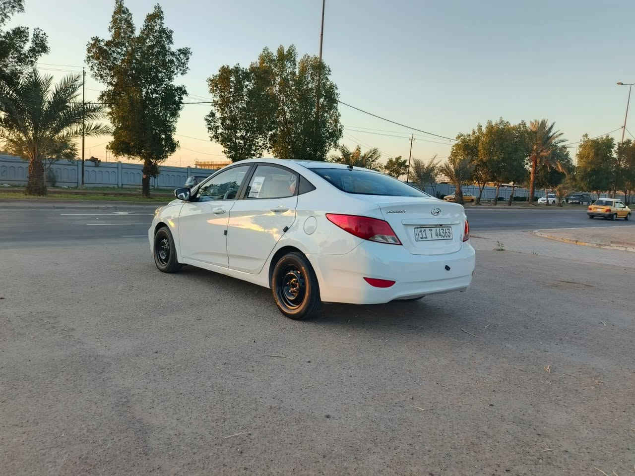 سلام عليكم مرخصة إلادمن المحترم اكسنت خليجي موديل ٢٠١٧ بيها خشم بنيد صبغ أثر تكشير
وباب خلفي جهه العبري صبغ 
وباقي سياره كفاله 
كير مكينه مكفول 
تبريد تدفئة شغال 
صدر مكفول 
تخم تاير مكفول 
السعر ٩٤ وبيها مجال قليل عنواني بغداد البياع ***********
