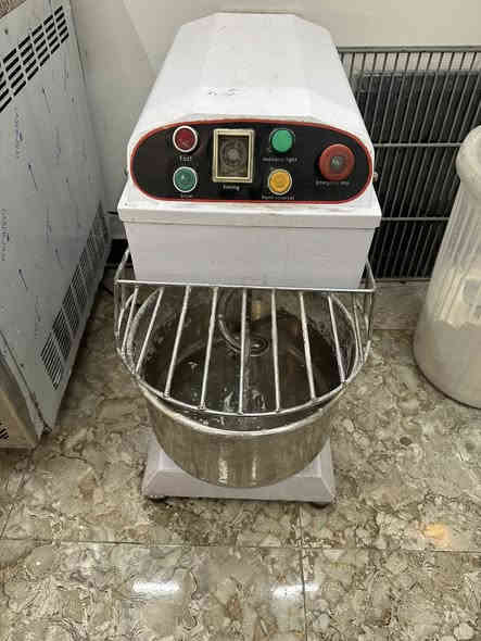 للبيع استعمال قليل 

فرن بيتزا ومناقيش حجر 
براد وحظاره بيتزا 
عجانة
العنوان بغداد 
للتواصل هاتف ***********
