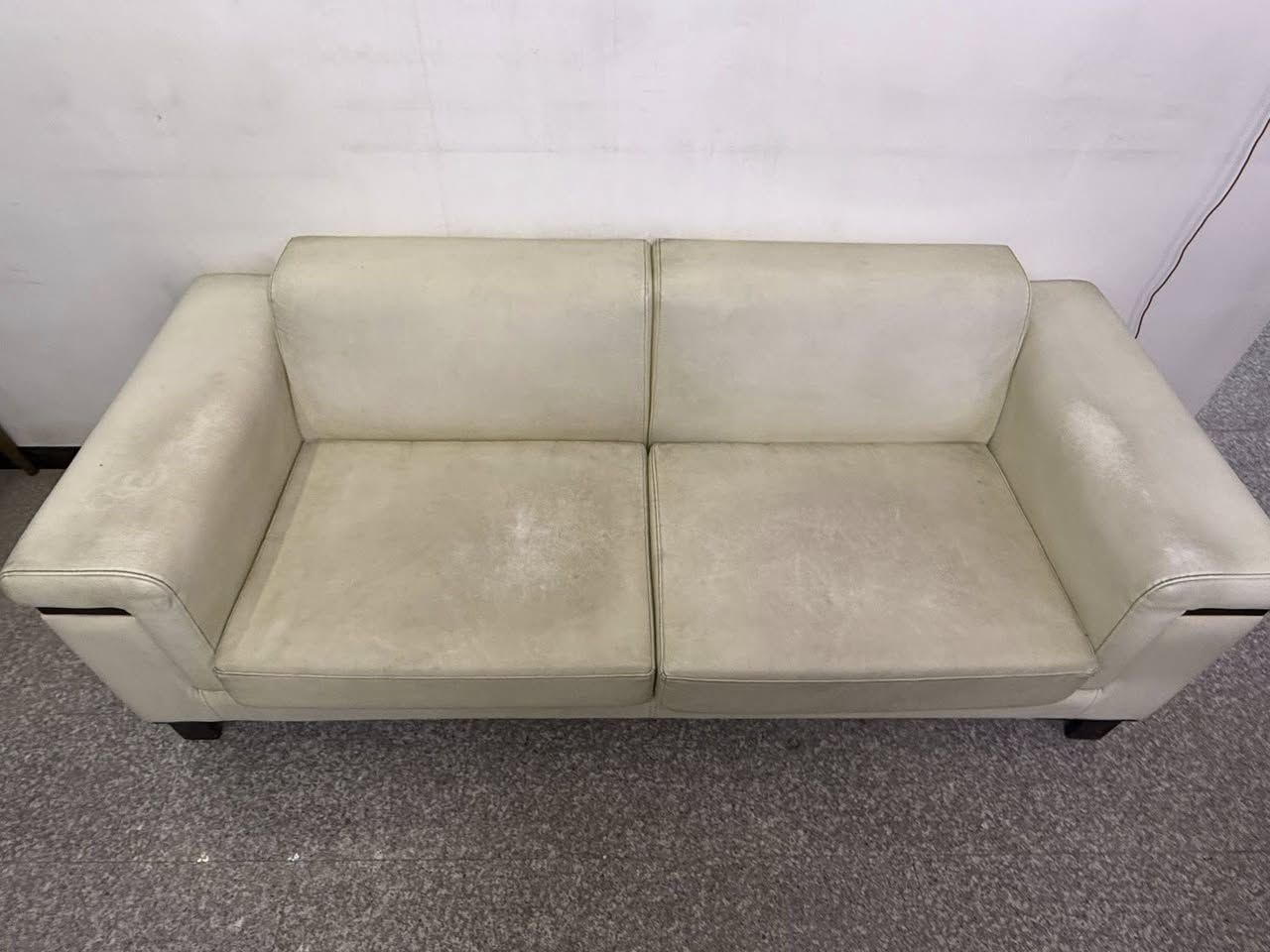 السلام عليكم
تخم ابيض جلد كرسيين وقنفة 

القنفة طولهة ٢٠٣
المقعد ١٥٢
العرض ٨٣

الكرسي طوله ١١٠
العرض ٨٣
المقعد ٥٧

السعر 150 الف وبي مجال للشراي

مكاني بغداد الغزالية
***********
اتصال مباشر او واتساب او ماسنجر
