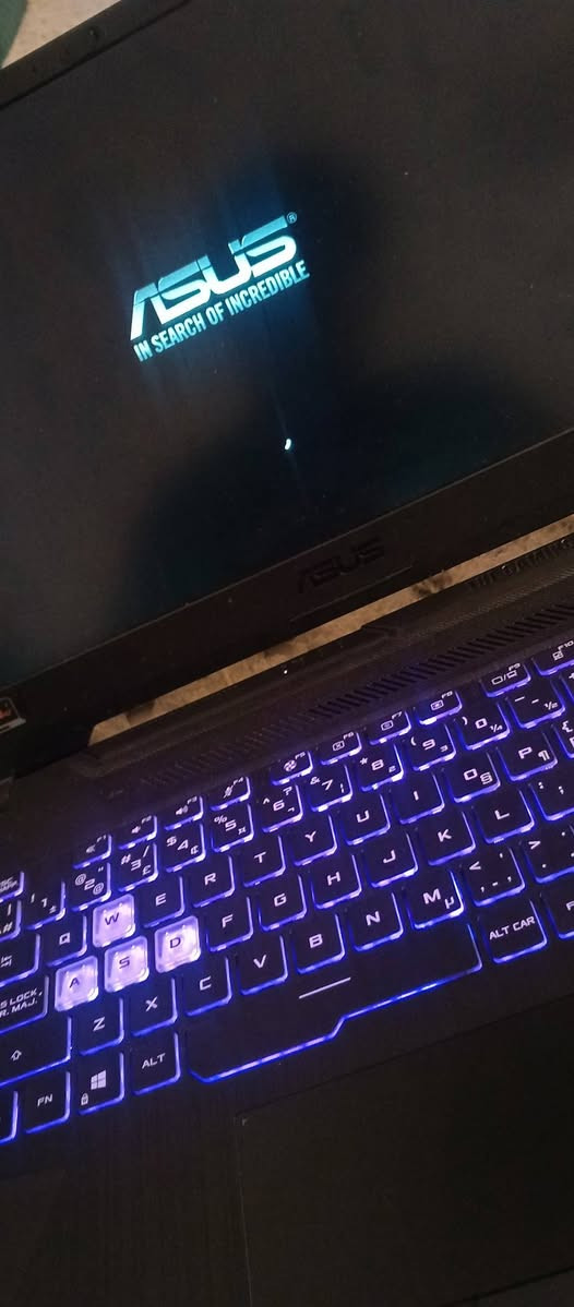 للبيع: لابتوب ألعاب ASUS TUF Gaming F15 - بحالة كالجديدة (كاملة مع ملحقاتها)
المواصفات التقنية:
المعالج: Intel Core i5-11400H (الجيل الحادي عشر).
الذاكرة (RAM): 16GB.
كرت الشاشة: NVIDIA GeForce RTX 2050 (4GB).
الشاشة: 15.6 بوصة، دقة Full HD (1920x1080)، سطوع 250 nits.
نوع اللوحة: IPS.
لوحة المفاتيح: إضاءة RGB خلفية بنظام Aura RGB.
ميزات إضافية:
حالة الجهاز: نظيف جداً وبحالة ممتازة وخالٍ من أي مشاكل (الجهاز جاهز لأي فحص تريده).
الملحقات: الجهاز كامل مع الكرتونة الأصلية والماوس الخاص به.
السعر: 600دولار.
للتواصل والاستفسار: ***********
