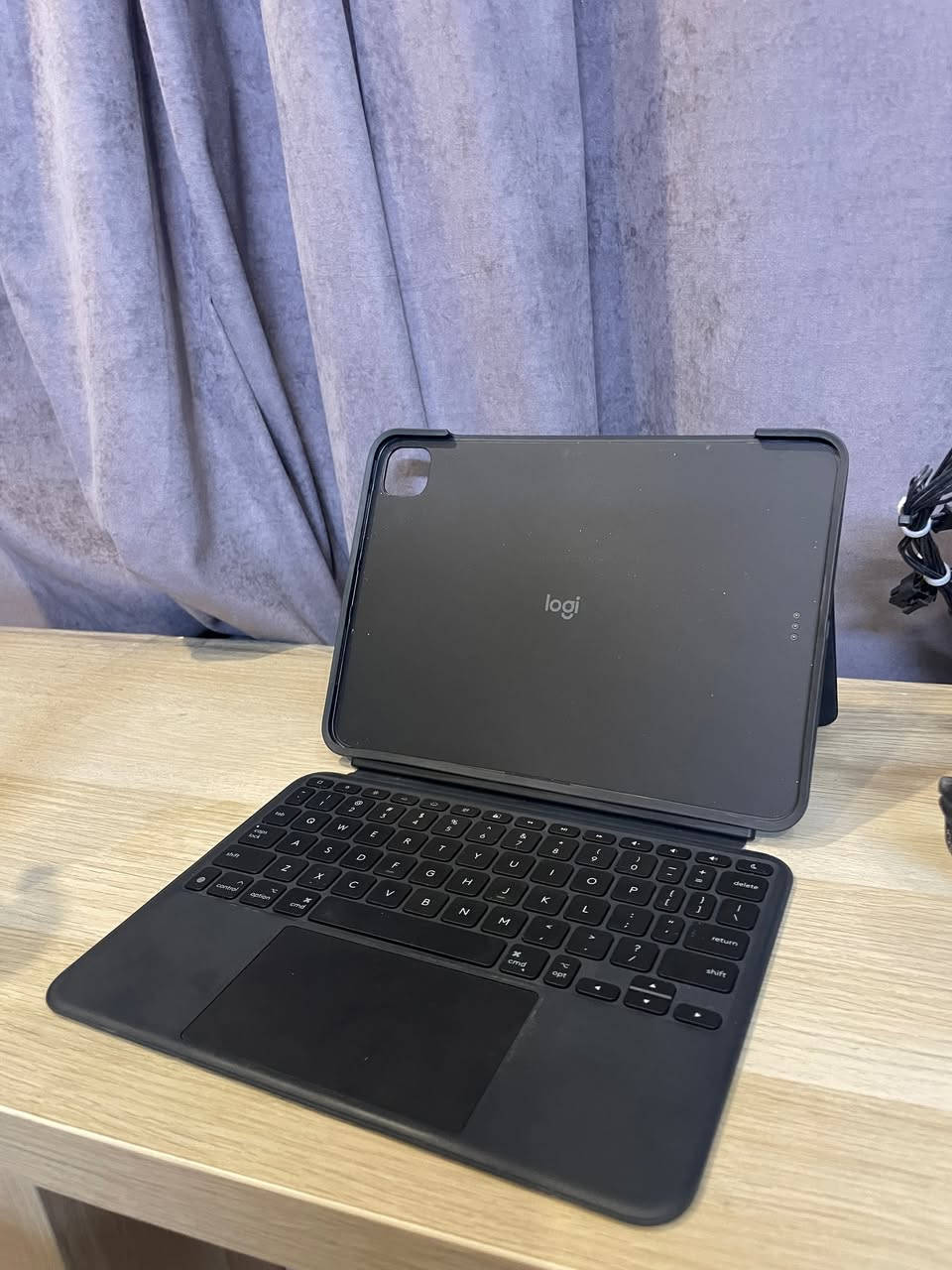 كيبورد وماوس لوجيتك كومبو تج اصلي مدعوم من ابل رسميا وبيه كل مزايا كيبورد وماوس ابل يستخدم البنات الاصلية مثل الكيبورد الرسمي لا بلوتوث ولا شحن يربط مباشرة بالايباد وممكن ان ينفصل عن الكوفر بسهولة

الكوفر بيه ستاند ايضا

خاص بالايباد برو 11 انج معالج M4 و M5

Logitech Combo Touch for iPad Pro 11 M4 & M5

اصلي مشتريه من امزون واستعمال شخصي

سعره 150 الف واكو توصيل لكل العراق


**إذا كنت صاحب هذا الإعلان وتريد حذفه لأي سبب، رجاءا أرسل رسالة إلى الدعم الفني**