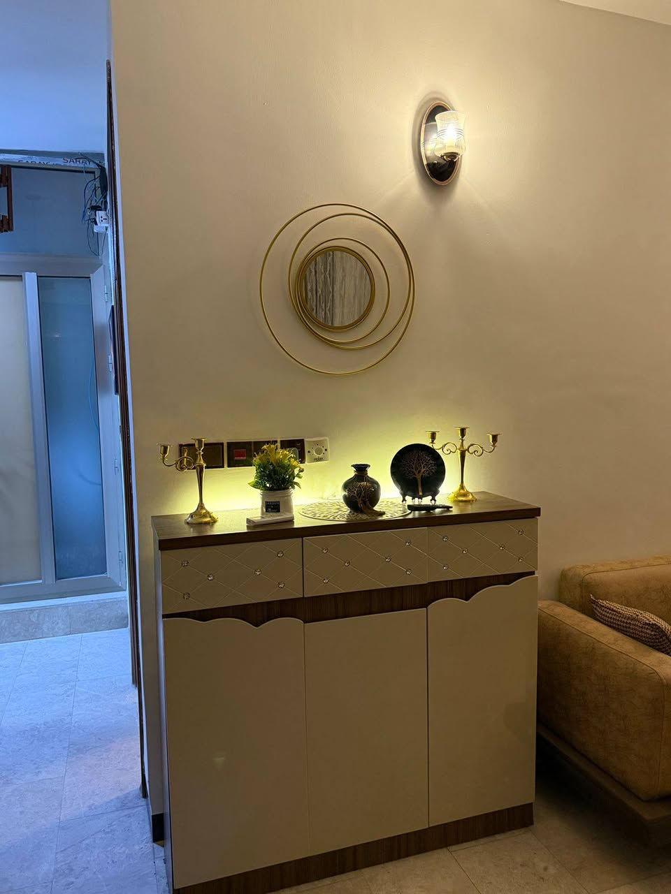 السلام عليكم:
#يوجد شقق #مؤثثه في #المنصور تحتوي على #غرفتين وصاله ومطبخ وحمام (للعوائل او للموظفين)
 #الاستفسار ع رقم : *********** يتوفر واتساب 📞.
