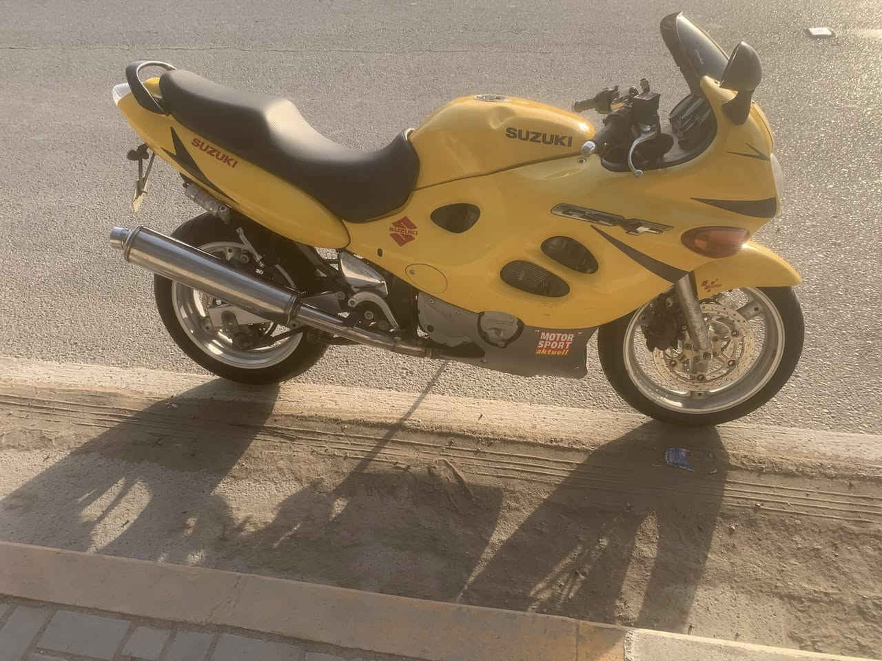 السلام عليكم
دراجه ساسوكي بطح نوع gsxf كفاله عامه ماشيه 35 الف دراجه جديده جدا موديل 2004 محرك حجم
‏750cc السعر20 ورقه وبيها مجال 
للاتصال ***********
