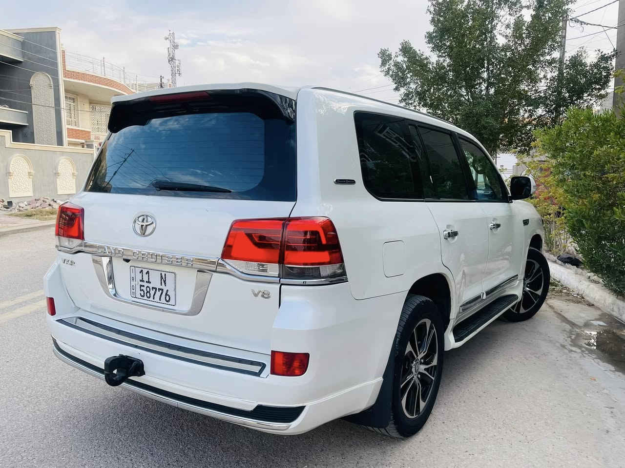 السلام عليكم 
—————————
لاندكروز 2009 محدثة بالكامل 2021 
                                                                               V8 
فول مواصفات لكزز اعلى مواصفات 
رقم بغداد بسمي وهزه وسنوية قبل أسبوع سويتهن 
————————————————————
سياره نظيفة جدا وعلى ايدي مكينه كير صدر مكفولات وتراية جديد و نصبته احلى من صور 
مكفولة من الحادث والصبغ عدا قطع التحديث حتى بارد مابية ماشية 180 كم 
—————————————————————————
مكانه :- بغداد 
السعر :- 288 
***********
