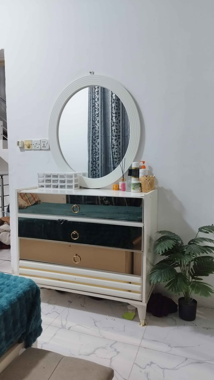 اللهم صل على محمد وال محمد غرفة نوم للبيع نوع تركي درجه اولى ٩قطع نضيفه حيل شرط اخت الجديده مكاني كربلاء حي البلديات سعر ٦٩٨ رقم تلفون ‏‪0773 371 6750‬‏ كربلاء, العراق
