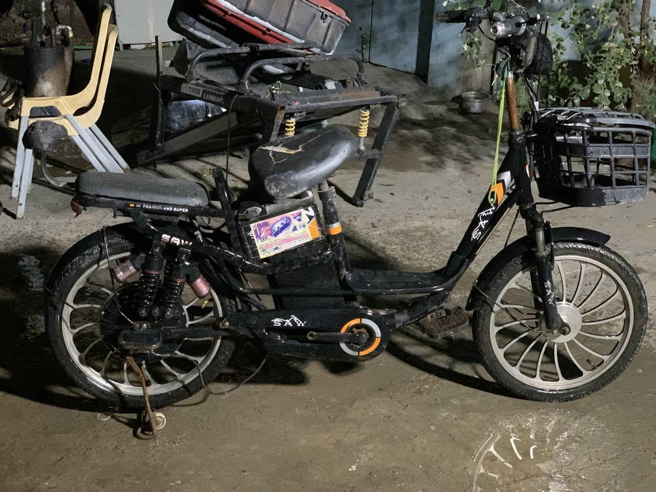 دراجه شحن للبيع الدراجه جاهزه من كلش تزويد دبلات الدراجه عوزه عقل سعر الدراجه 250 وبيه مجال ***********
