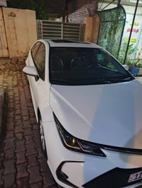 كورلا هايبرد 2025 فتحت سقف   كشنات جلد  وبقية الموصفات  ماشيه 25الف  ب...