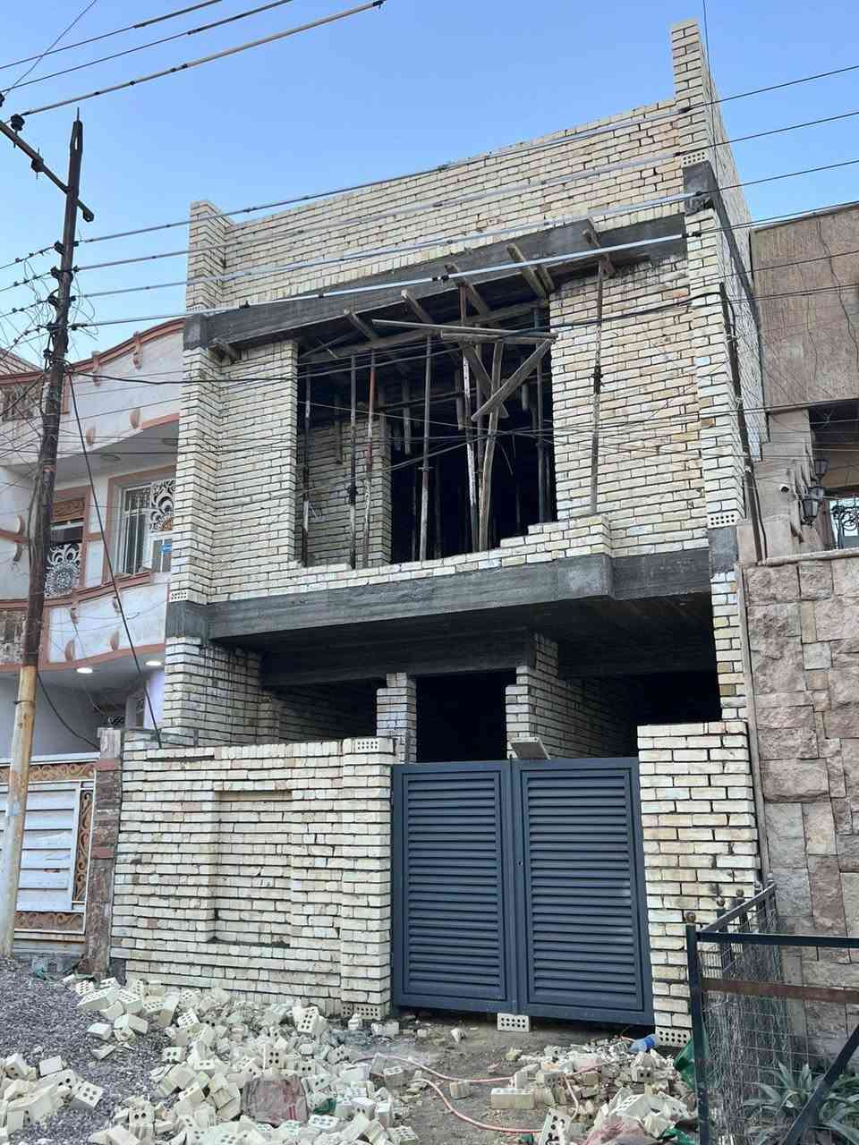 السلام عليكم ورحمه الله وبركاتهُ
#يعلن_مكتب_تبوك_للعقار

دار للبيع مساحة 120م واجهة 6م نزال20م ✅️

 📍 الموقع : حي الجهاد _ الأساتذة_خلف الـ4شوارع 

  تسليم مفتاح كأمل شهر واحد فقط ان شاء الله🔑

يحتوي الدار  على 3 طوابق 

الطابق الاول :  كراج _ استقبال _  مطبخ + مطبخ حار _ هول داخلي كبير _ شلال داخلي_ غرف نوم _ صحيات_ منور خلفي 

الطابق  الثاني : يحتوي على غرف نوم عدد(3)+ صحيات عدد( 2) منفصله 

الطابق الثالث :  غرف نوم كبيرة +  مطبخ +صحيات + سطح امامي 

واجهه بورسلين إسباني 
ارضيه مرمر 
سيراميك المطبخ  وحمامات الواح هندي

للأستفسار : *********** وسـام 🔑
