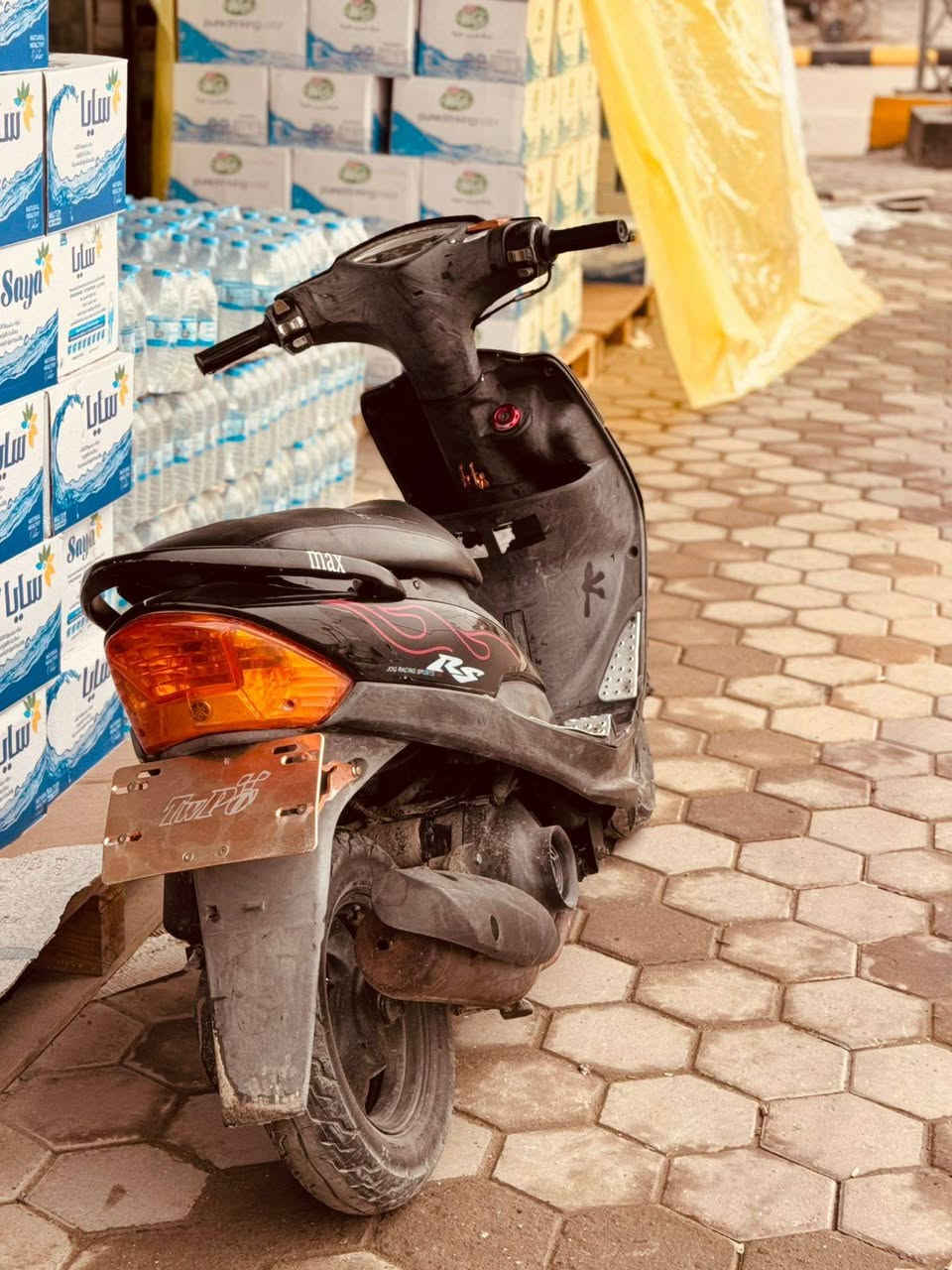 سلام عليكم 🤍
دراجه ماكس للبيع عليه تزويد صدر كدام كامل +شيال مكينه + قطره +قبق افلاوين 
مكاني واسط قضاء الحي 
الرقم ***********
