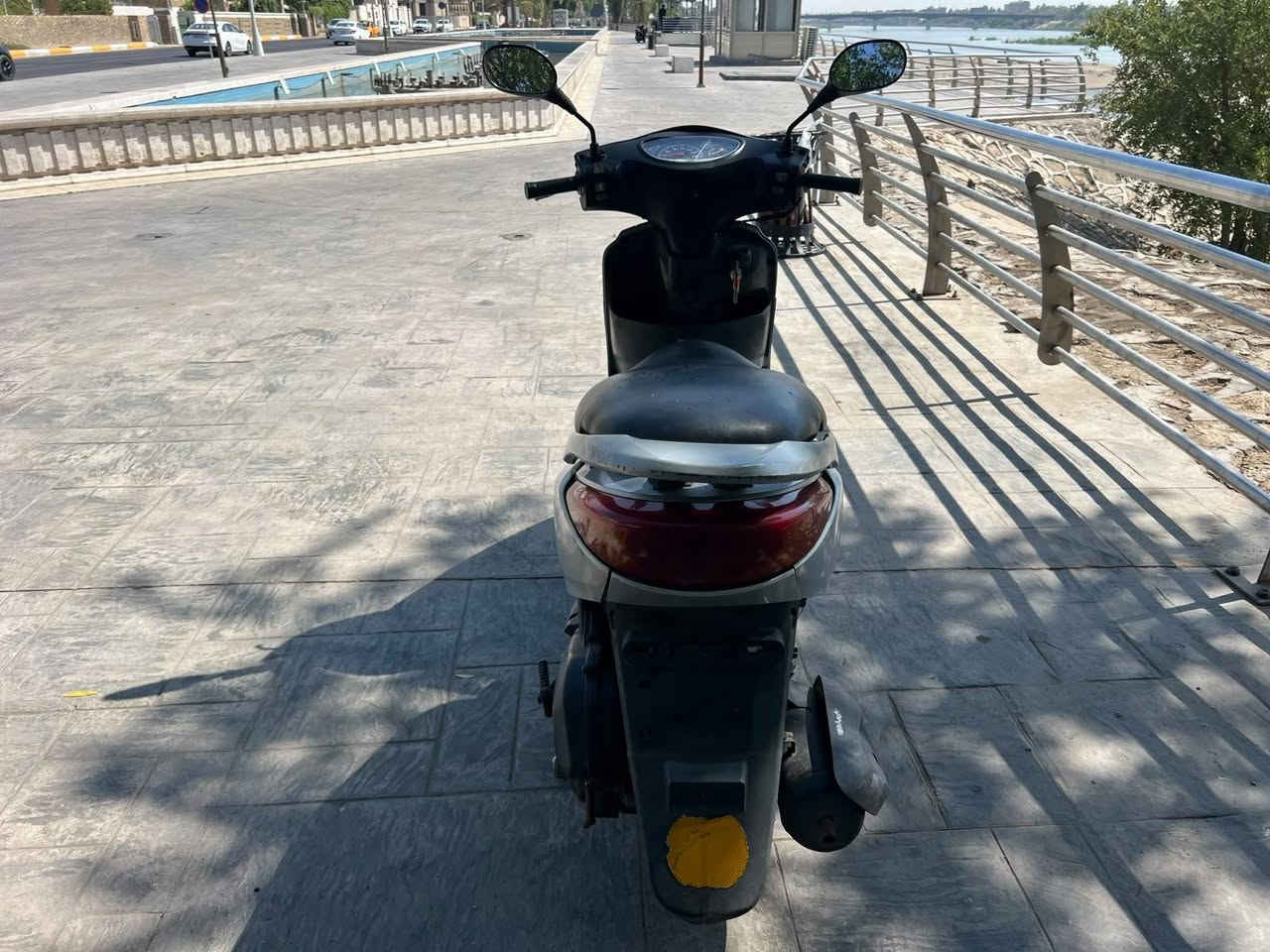بريز نظيفة جدا السعر 650 الف عنوان ساحة عدن
***********
