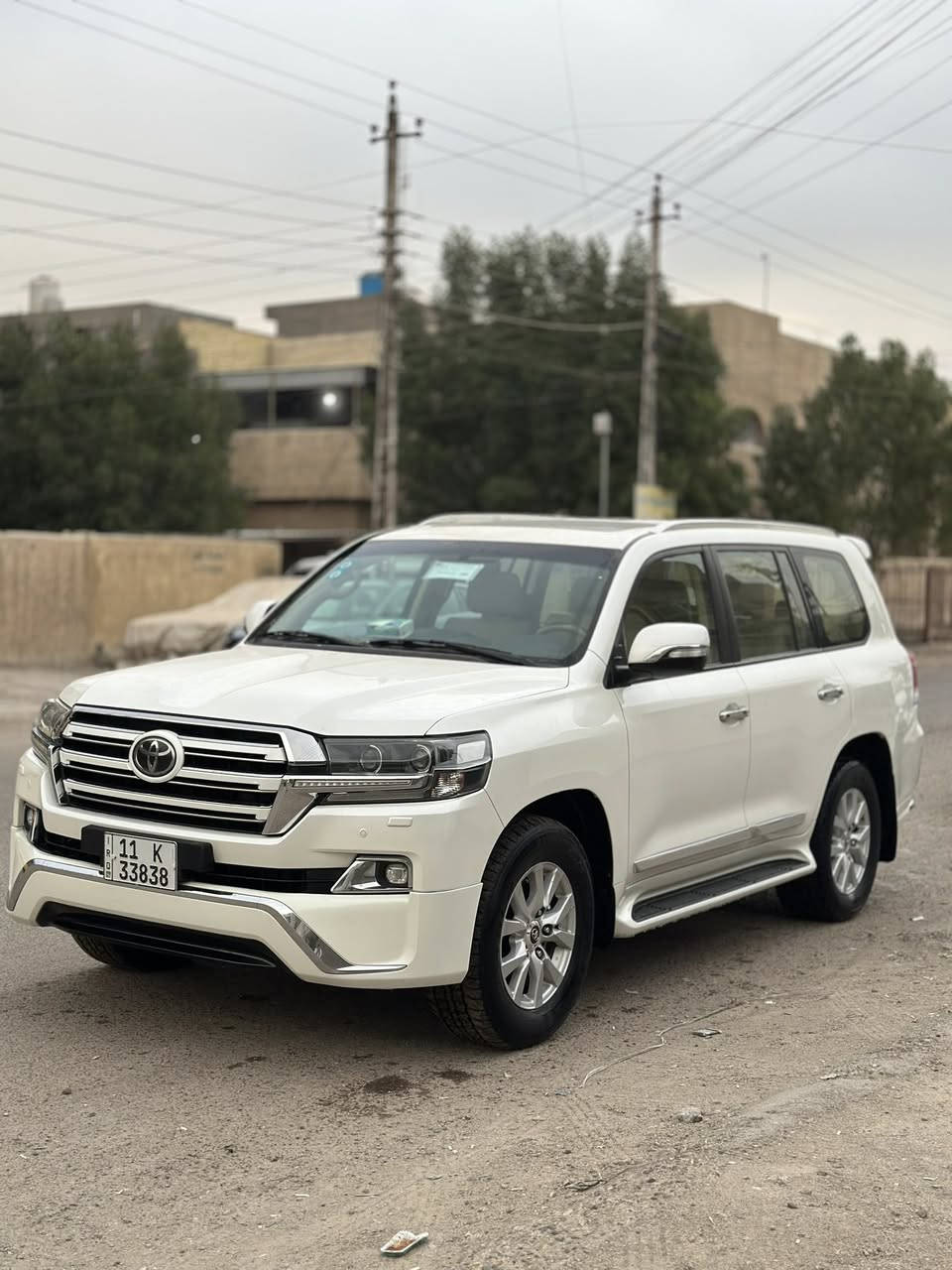 السلام عليكم 
لاندكروز 2017 وايت اديشن اصل فول 1/1 رقم بغداد الدولي الجديد  بسمي رقم وسنويه كله جديد ورقمها مميز ماشيه 93 الف حقيقي مكفوله كفاله عامه كير مكينه حدداديه كله مكفول (فقط بارد قليل)المواصفات — شاحن لاسلكي 
1 بصمه + بصمه ابواب 
2- سلايت 
3- كشنات جلد + كشنين كهرباء + كشن السائق 3 حركات 
4- 8 ارباك 
5- شاحن لاسلكي 
6- 3 شاشات 
7- مري شفط + مري قلاب عند الرجوع + اشاير بالمري 
8- اشاير لكزز + لايت اسود 
9- حساسات امامي خلفي 
10 - كامره 
11- زراك لايت 
12- طفايه 
13- تشغيل عن بعد 
14- اناره داخليه 
15- دوس علامه لاندكروز ضوئيه 
16- دبل ماوس 
17- ثلاجه + فور ويل
18- جام يصعد وينزل عن طريق البصمه 
معروفه مواصفات الوايت اديشن فول 1/1 السيارة على ادينة وجديدة جداً 
السعر 48 وبيه مجال 
مكان بغداد الاستفسار ***********
