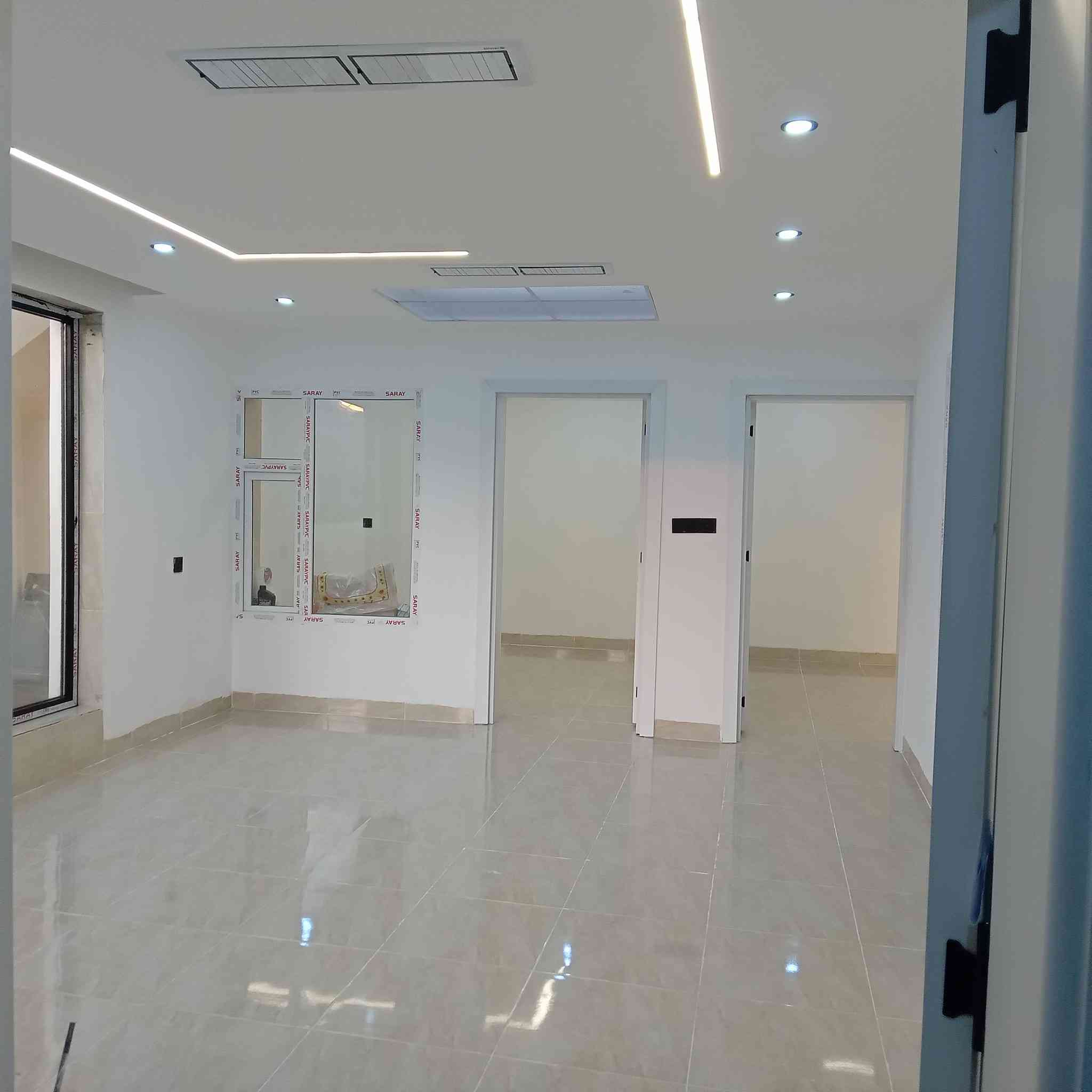 ئەم خانووە بۆ فرۆشتن لە بەکرەجۆ
ڕووبەری خانووەکە 122  مەتریی تاپۆیە
پێشی 9.40 مەترە قووڵی 13 مەتره 
خانووەکە لەشوێنێکی باشدایە نزیکی مەکتەب ودوکان ومزگەوت و گەراجی پاسە
خانووەکە پێکهاتووە لە ژوری میوان و مەتبەخ و دوو نووستن موشتەمەلات  
خانووەکە کامل کاشیەو دەکتی موبەریدەی بۆ کراوە سەقفی مەغریبیە 
نرخی ئەم خانووە 6 دەفتەر و 20 وەرەقەیە
بۆ زانیاری زیاتر پەیوەندی بکەن بە نوسینگەی نوێ بوونەوە ***********
