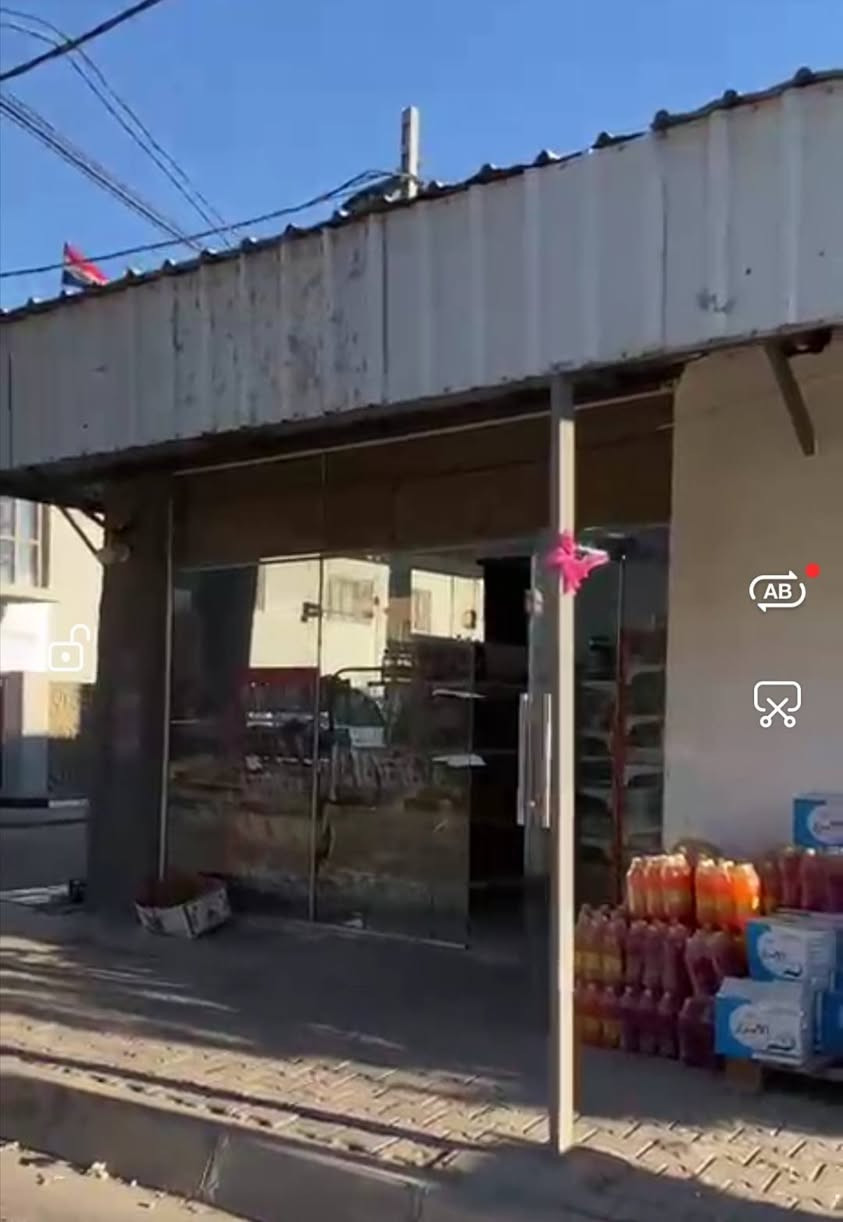 السلام عليكم
دار للبيع الموقع تجاري ركن على شارعين فيه اسواق ومشتمل مؤجر حاليا وباقي المساحه العائله ساكنه بيها مقابيل المدارس ابتدائي ومتوسط يبعد عن شارع المطار  50متر تقريبا وعن المدرسه 6 امتار فقط الشارع  الرجيبه الحي العسكري خدمات متكامله مساحة 250 واجهيه 10ونزاله 25 بناء قديم سنه 2003 السعر مناسب قياسا بالموقع والمنطقه والخدمات باقي التفاصيل الاتصال بالرقم ***********
