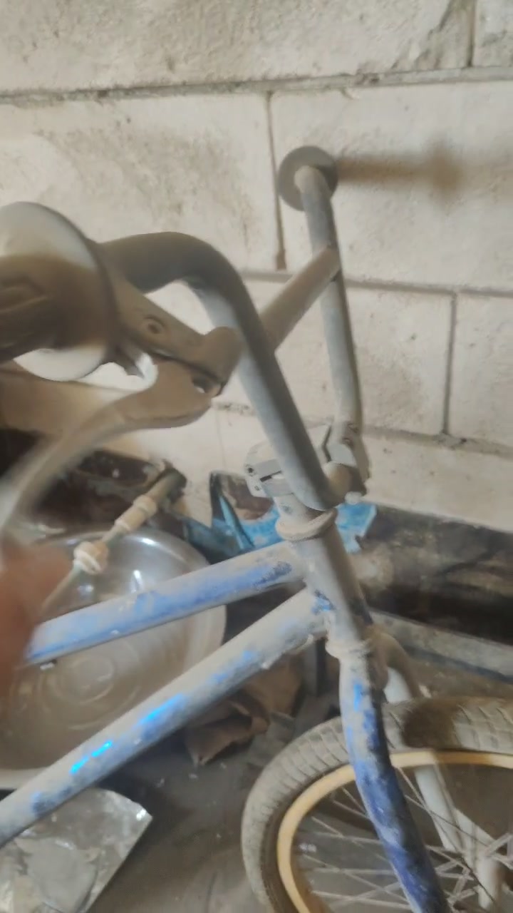 بايسكل BMX نظيف جدا سعر مناسب 95 الف
ممكن تذكر شنو موديل/ماركة البايسكل بالضبط، وإذا تعرف شكد قياس الإطار أو حجم العجلات؟: 
حجم 24
وين موقعك بالضبط حتى الزبون يعرف منين يستلمه؟ (المنطقة/المدينة): 
بصرة شط العرب
البايسكل بيه أي عيوب أو يحتاج صيانة بشي معين مثل السلسلة، البريك، الجير، أو الكفرات؟: 
نظيف جدا 
السعر 95 ألف نهائي لو بيه مجال بسيط للمساومة؟: 
مجال بسيط