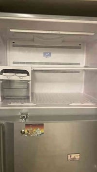ثلاجة هيتاشي نظيفة وشغالة ١٠٠٪؜ للراغبين التواصل على الرقم ٠٧٩٠٢٩٣٧٤١٤