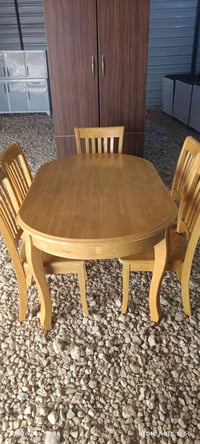 ميز طعام خشب نظيف مع 6كرسي للاستفسار الاتصال على 07832432303