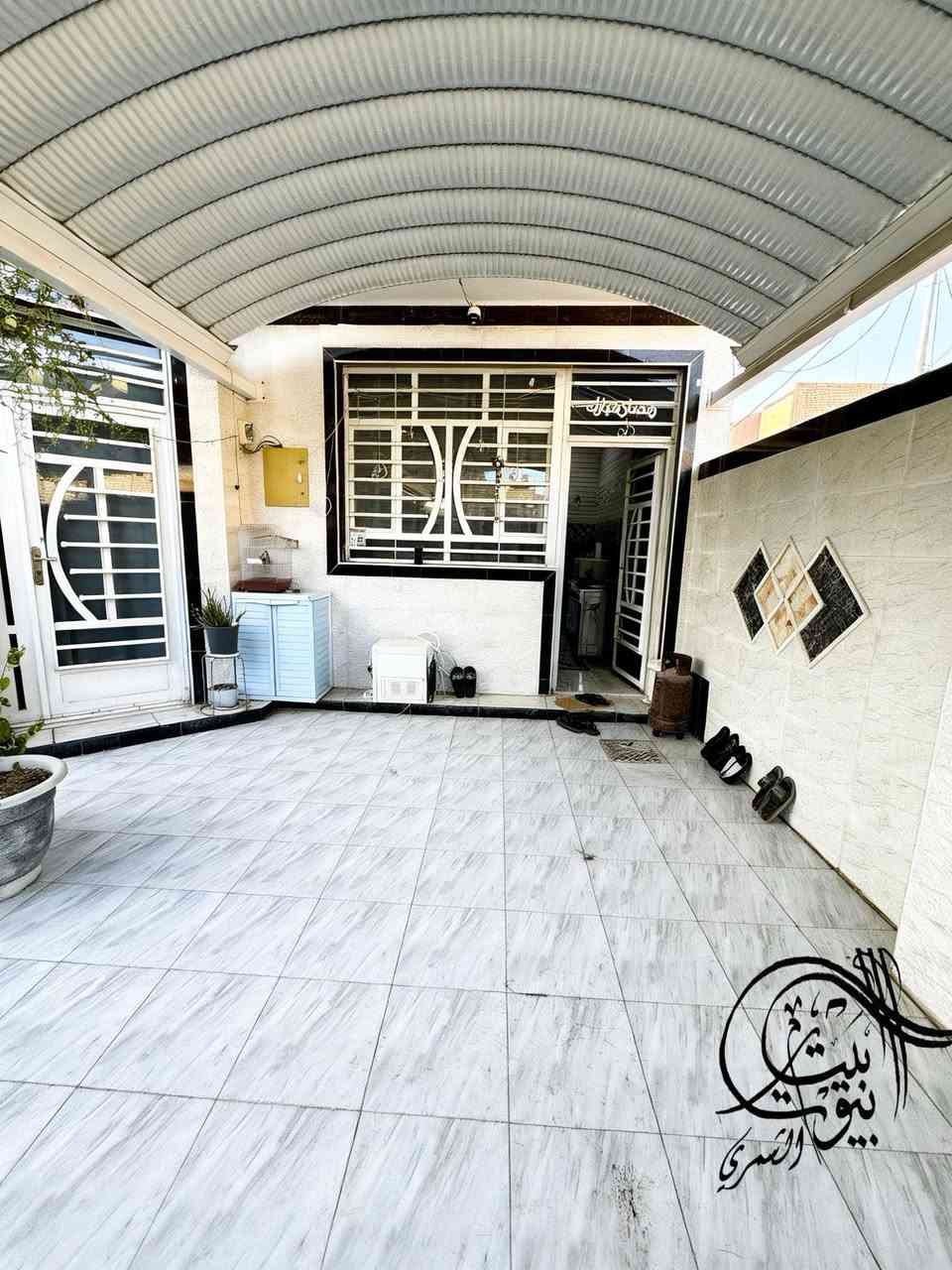 ⸻

🏡 للبيع بيت طابق واحد – بناء جديد
📐 المساحة: 200 متر ركن 

✨ المواصفات:
🚗 كراج سيارة + 🌳 حديقة
🛋️ استقبال مريح
🍽️ مطبخ
🚪 كليدور
🛏️ غرفتين نوم
🌤️ مناور عدد 2
🚿 مجمع صحيات داخلي + خارجي

🔌 الخدمات متوفرة بالكامل:
ماء 💧 | كهرباء ⚡ | مجاري 🚰 | تبليط ✔️

📍 الموقع: خلف مول أهل الخير (سابقاً) – نادر
📄 النوع: طابو زراعي

📞 للمعلومات:
مكتب الشمري – مقابل سكلة صدام مباشرة
📱 علي عذاب: ***********
