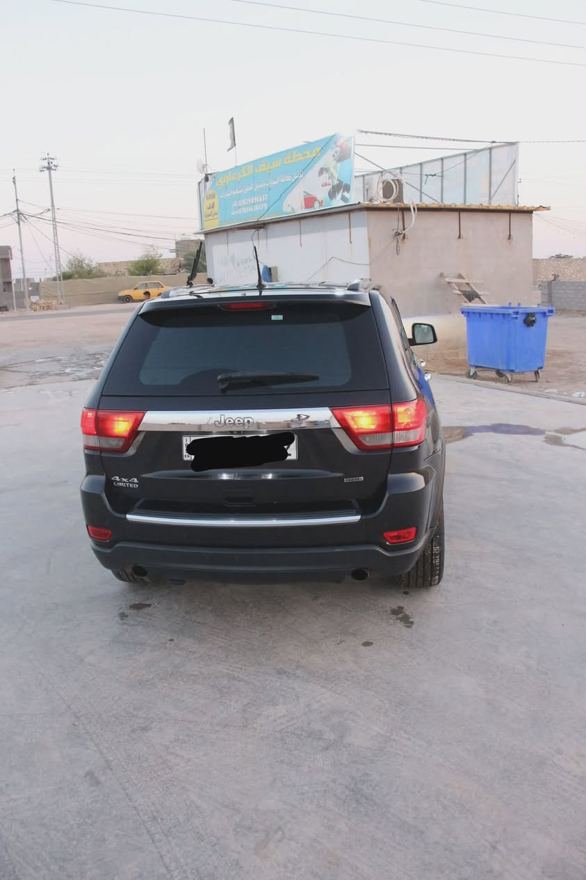 🚗 جيب غراند شيروكي ليمتد خليجيه 2011 (HEMI) للبيع 🚗
المواصفات العامة:
النوع: جيب غراند شيروكي (Jeep Grand Cherokee)
الفئة: ليمتد (Limited) - فول مواصفات
الموديل: 2011
المحرك: هيمي (HEMI) الشهير، 8 سلندر (V8)، سعة 5.7 لتر (قوة وعزم ممتاز

دفع رباعي (4X4) مع أنظمة قيادة متعددة
تحكم كهربائي كاميرا خلفية   حساسات أمامية وخلفية.
السقف: فتحة سقف (سلايد روف)  بانوراما.
الصندوق الخلفي: فتح وإغلاق كهربائي (جك).
التشغيل: بصمة تشغيل وبصمة أبواب، مع ميزة التشغيل عن بعد 
التبريد: تبريد قطعتين
 
🛠️ حالة السيارة:
المحرك والكير: بحالة ممتازة جداً (بشرط الفحص).
الحدادية والتبريد: جاهزة بالكامل 

رقم أربيل

السعر 152
مكاني الديوانية مركز
للاستفسار والتواصل: يرجى الاتصال على الرقم: [***********] أو المراسلة عبر الواتساب.
