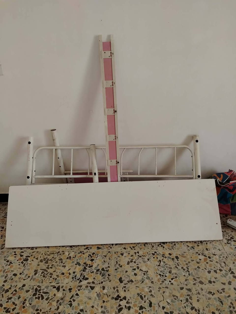 للبيع جربايه طفل حديد وميز جربايه تركي.. مكلف بنشر للتواصل عل هذ رقم.. ***********
