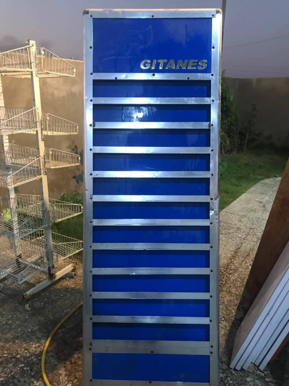 عندي ارفوف 46 قطعة وميز كرزات العرض متر وارتفاع 175 وعدي عارضه جبس وعارضةجكاير  السعر خاص ***********الموقع النجف الشرف
