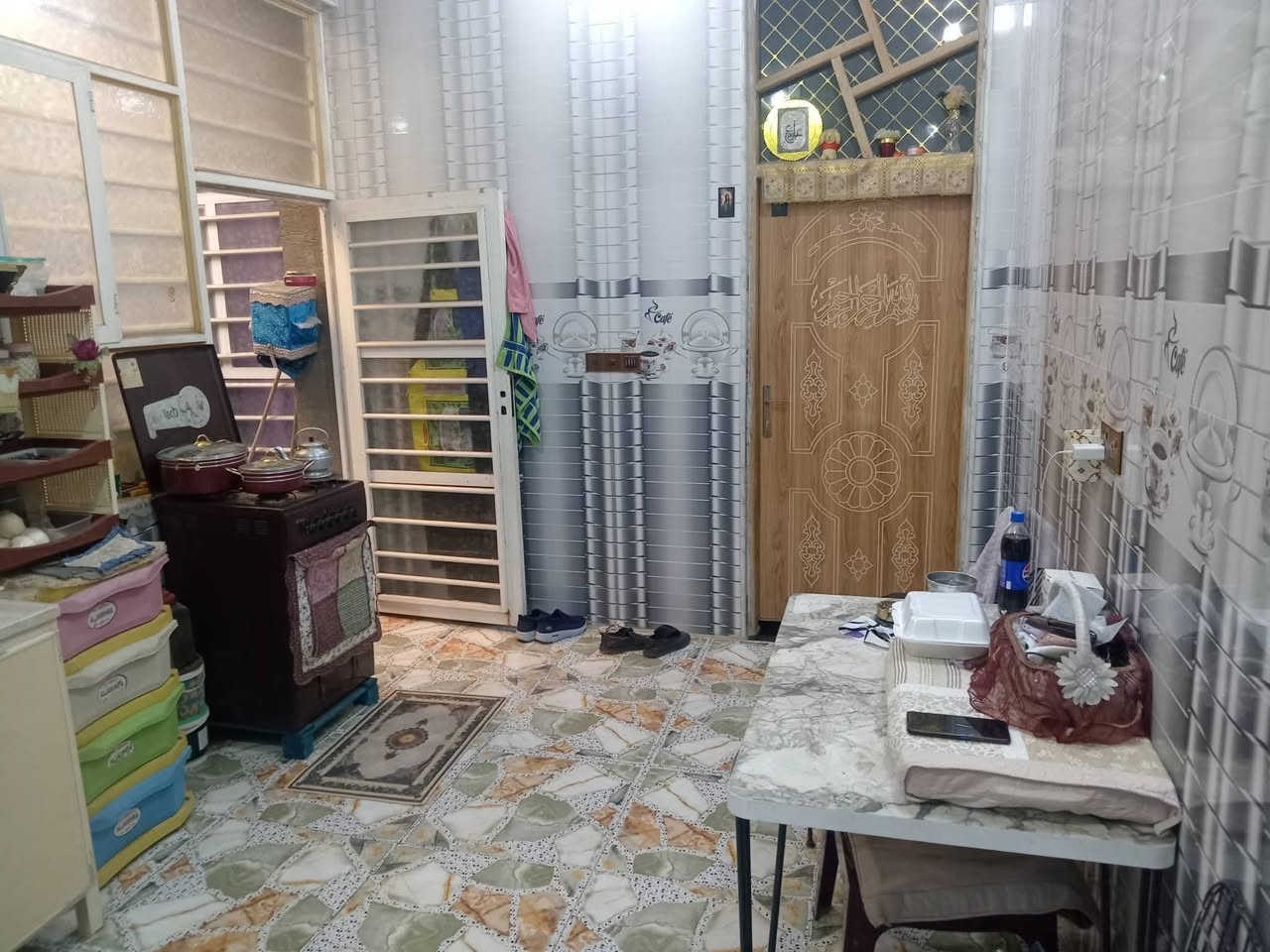 مشتمل للبيع 100 متر 5* 20 منطقة الشهداء قرب حسينية قمر بني هاشم يتكون من غرفه نوم ومطبخ وهول واستقبال بسمي اني صاحب العقار السعر 95 وقابل للتفاوض سنة البناء 2023 للستفسار على الرقم ***********
