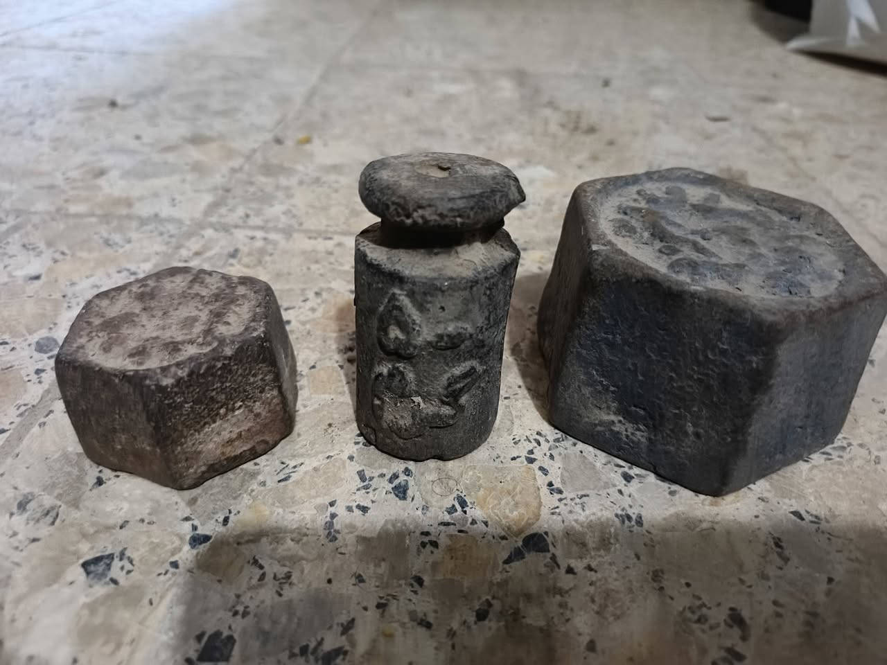 ميزان حجم ٣٠كيلو  سعره ٣٥ وبيه مجال  للاتصال بهذا الرقم ***********
